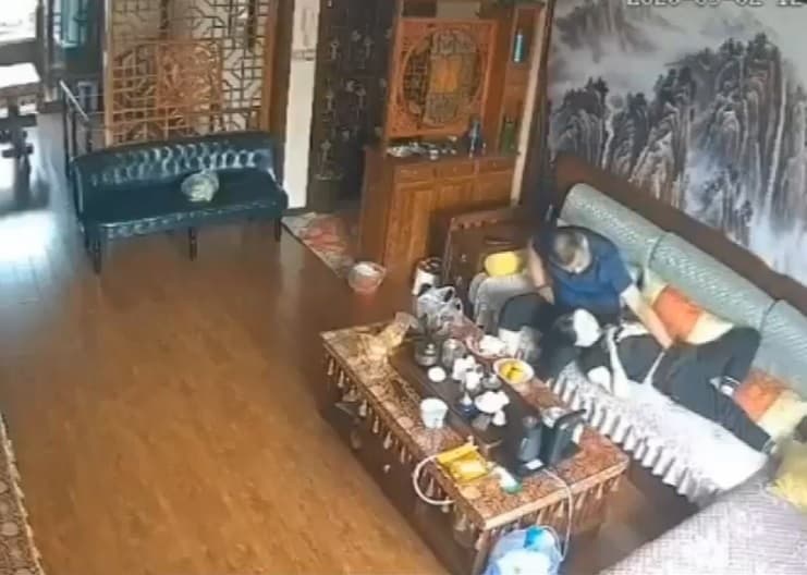 楊光金兒子怒斥網路上流傳的是假影片，表示已經報警。（翻攝自澎湃視頻）