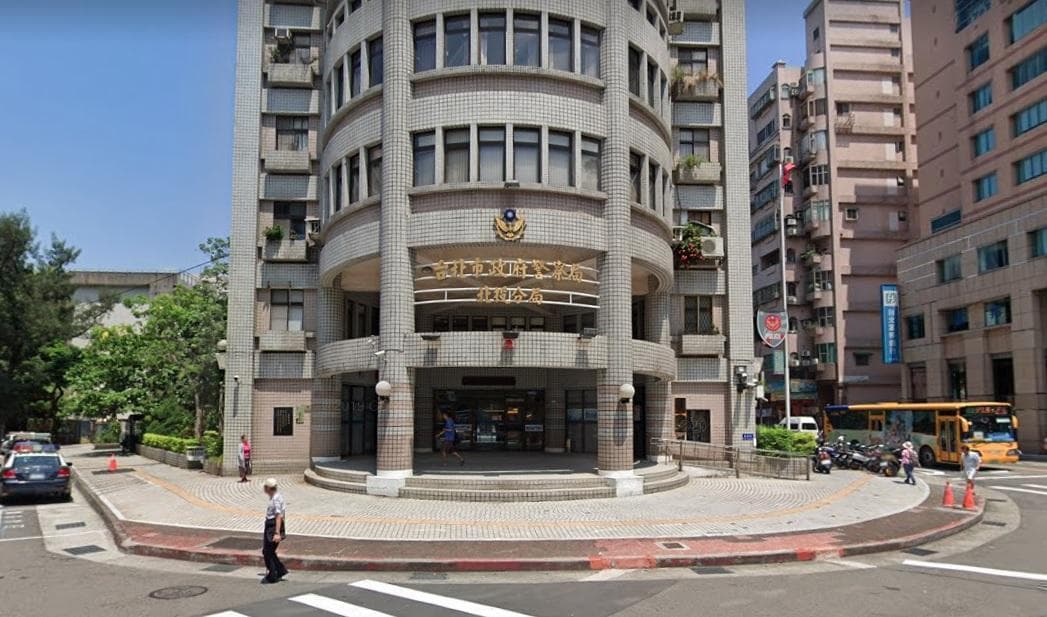 目前警方研判沒有他殺痕跡，懷疑是浴室不慎跌倒殞命。