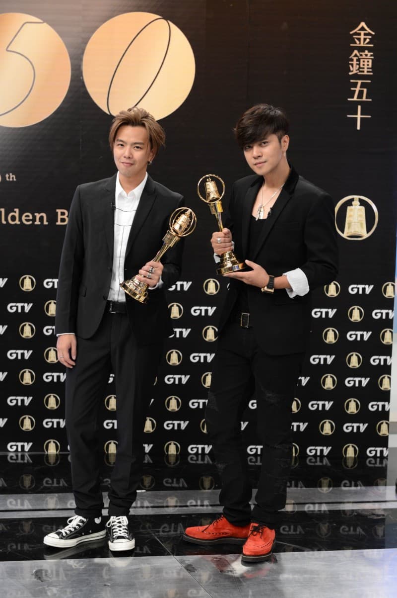 2015年小豬 和小鬼 以《娛樂百分百》入圍金鐘，兩人預走金鐘紅毯。（八大提供）