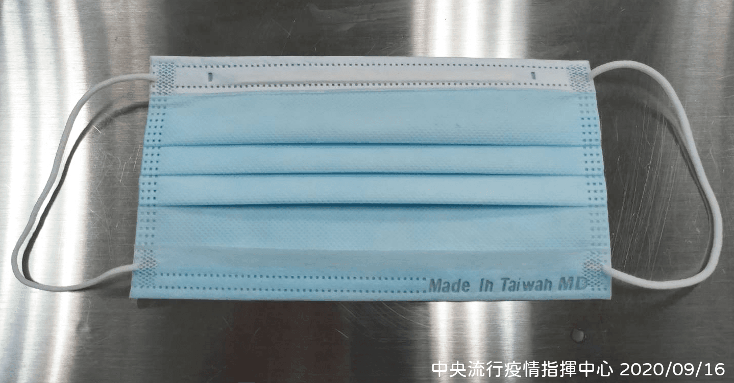 9月24日起，國產製之平面式醫用口罩以及實名制藥局販售之口罩，均會有「MD」及「Made In Taiwan」雙鋼印標示。（指揮中心提供）