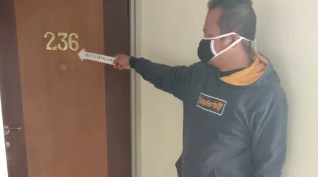 警方指出死者當時住的房間。 （翻攝畫面）