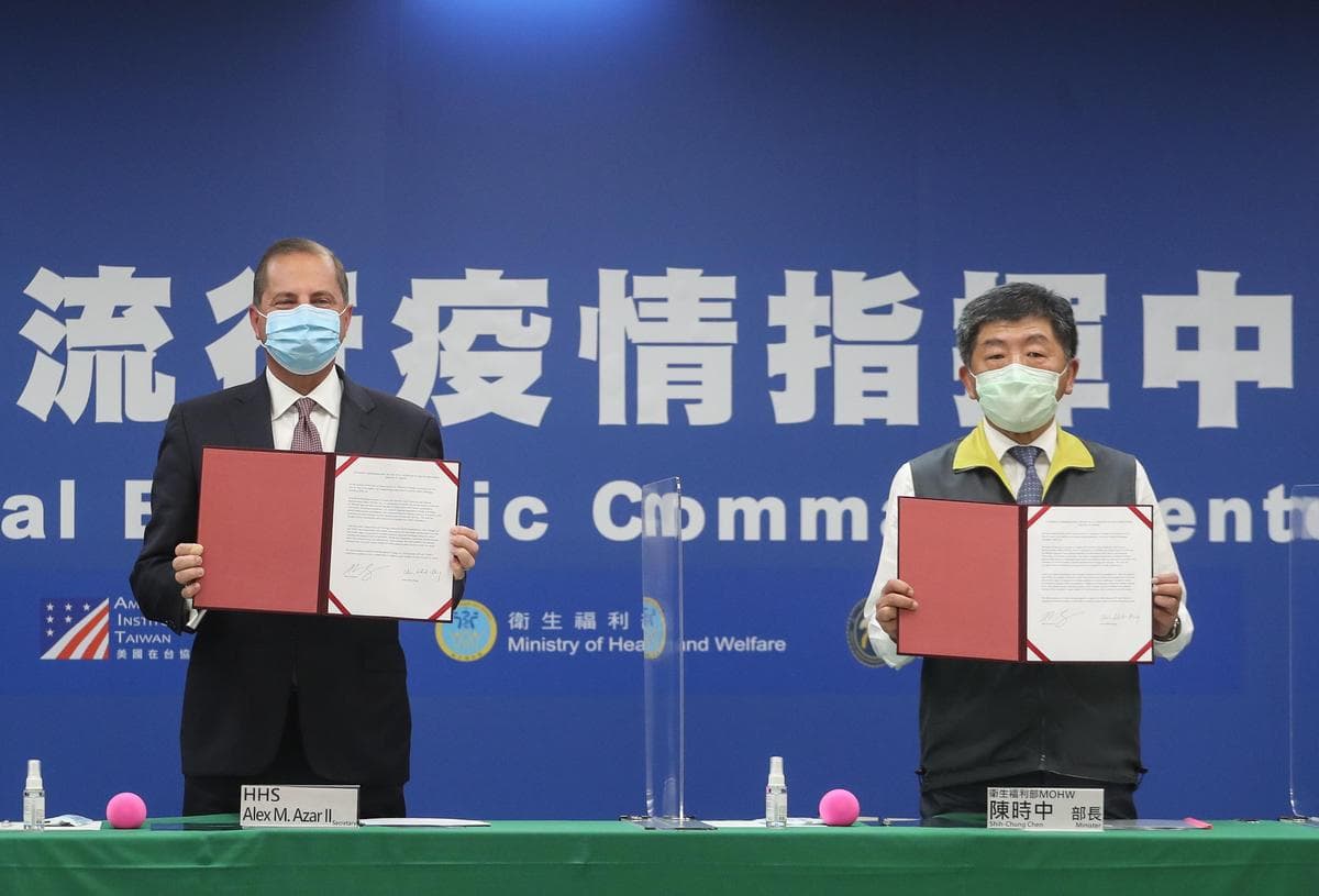 在美國衛生部長阿札爾和衛福部長陳時中的見證下,台美8月10日正式簽署衛生合作備忘錄。(中央社提供)