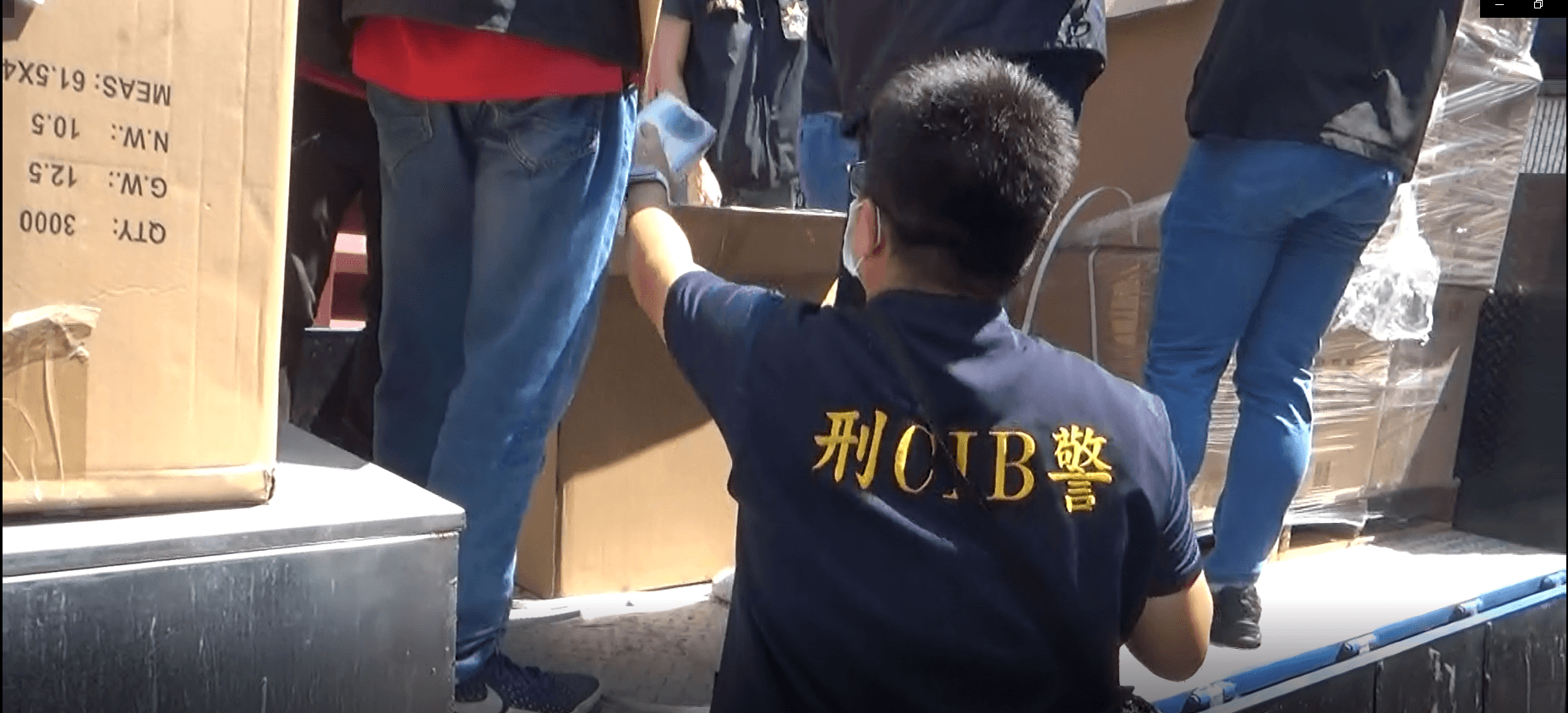 警方在蘇女的座車上查扣偽冒台灣製的中國口罩。（刑事局提供）