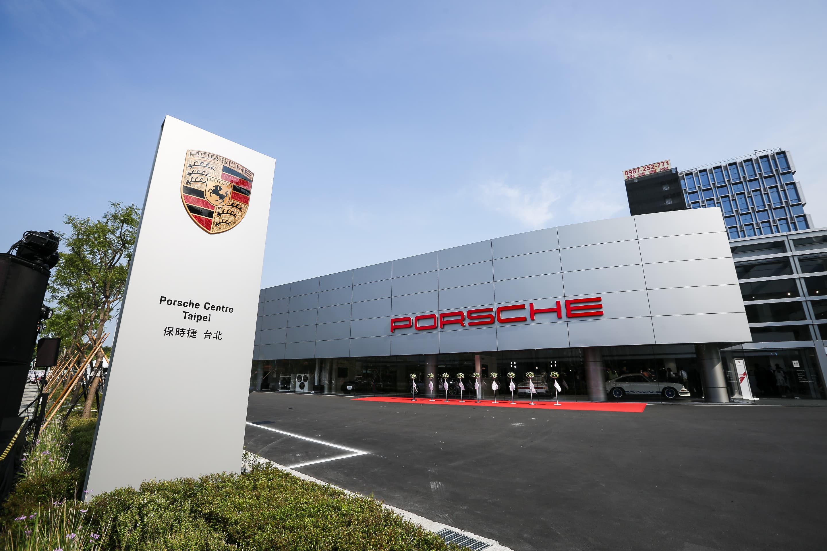 全新台北保時捷中心，由即將掛牌的汎德永業汽車投資8億元打造。