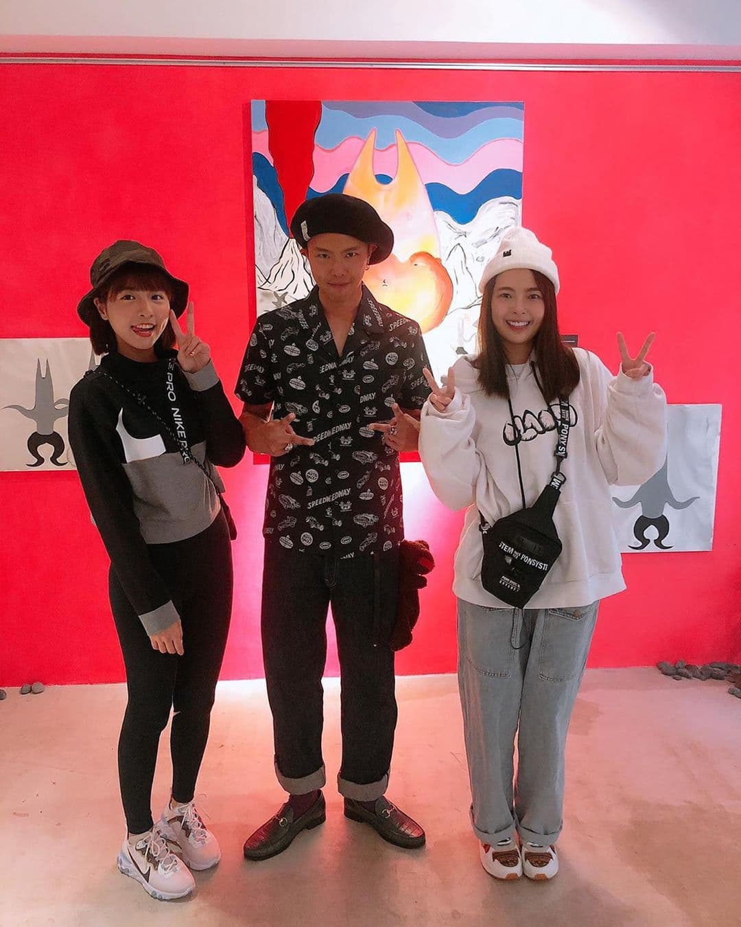 小鬼曾在2月時舉辦「Dear Papa」畫展，峮峮多次與小鬼留下合照。（翻攝黃鴻升IG）
