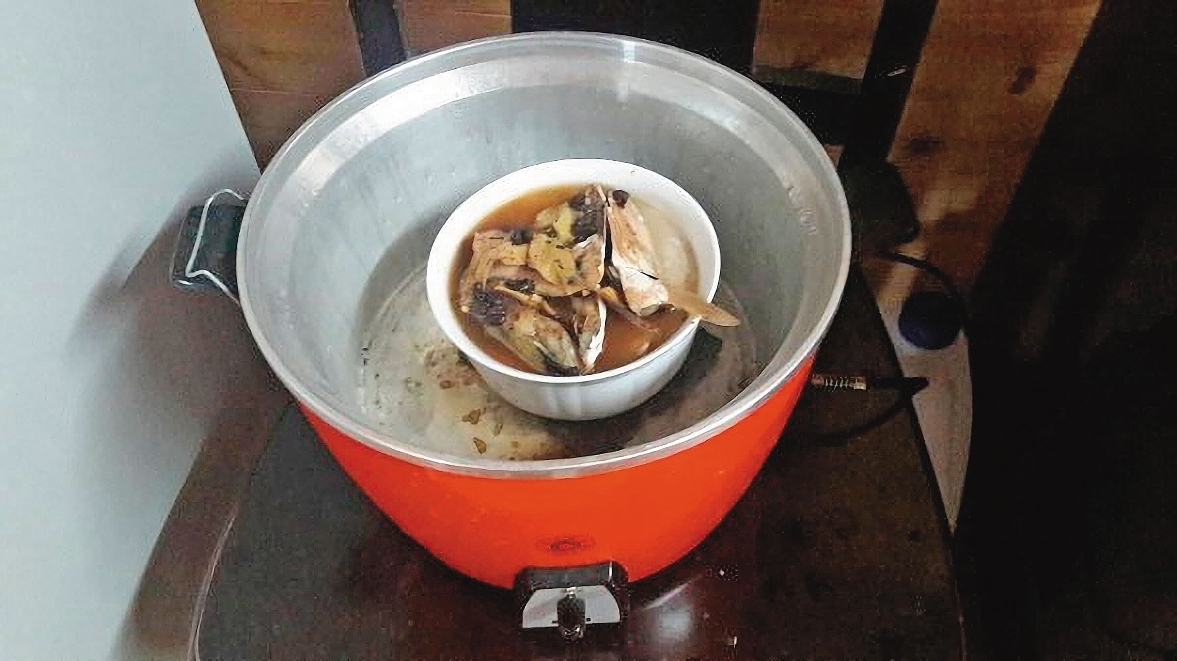 陳忠春落網前，剛用電鍋熱好一碗補湯，還來不及吃，就被逮捕。（警方提供）