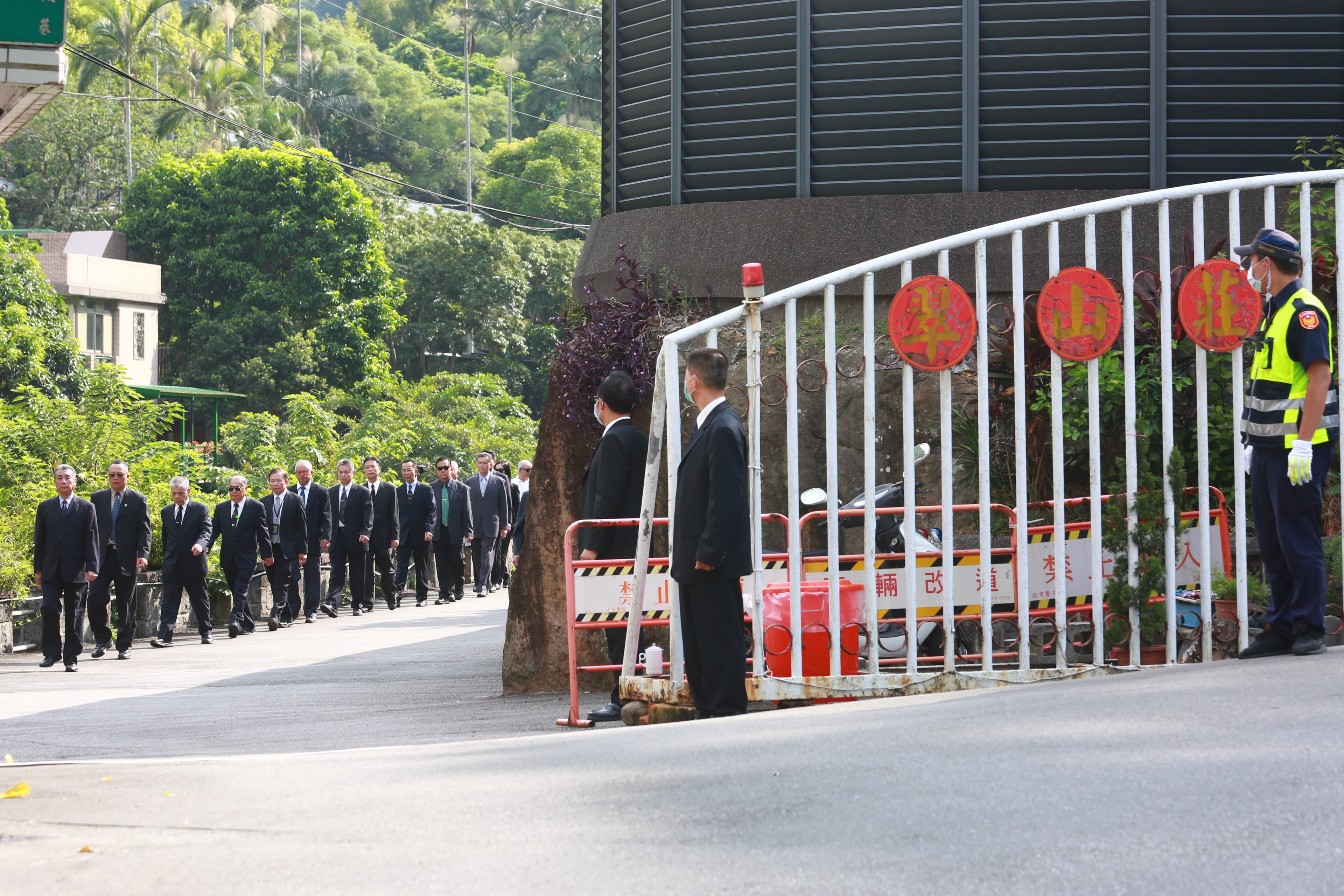 曾服務過前總統李登輝的大安警衛室退休特勤人員，在翠山莊門口列隊送李最後一程。