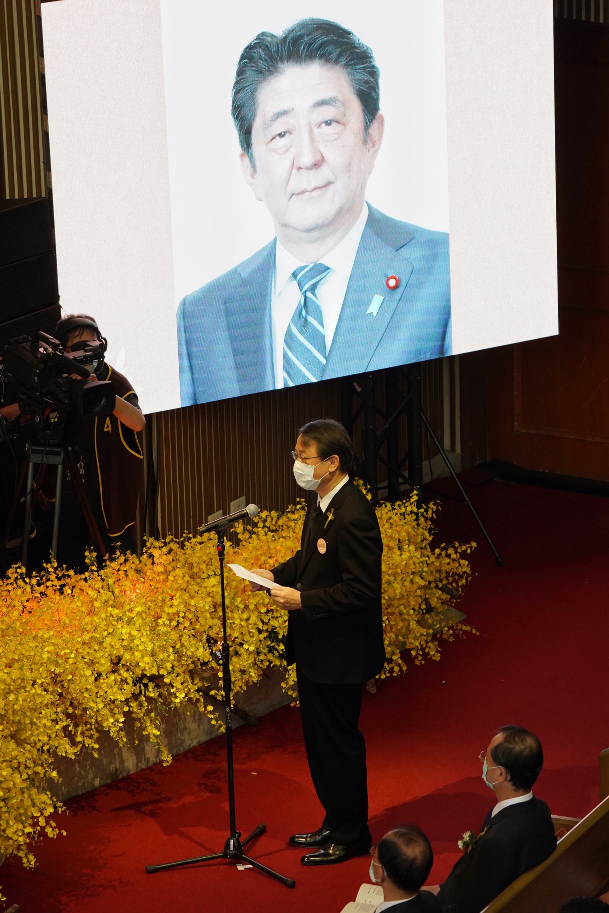 日本台灣交流協會代表泉裕泰在會場宣讀日本前首相安倍晉三悼詞，向李前總統致意。（中央社）