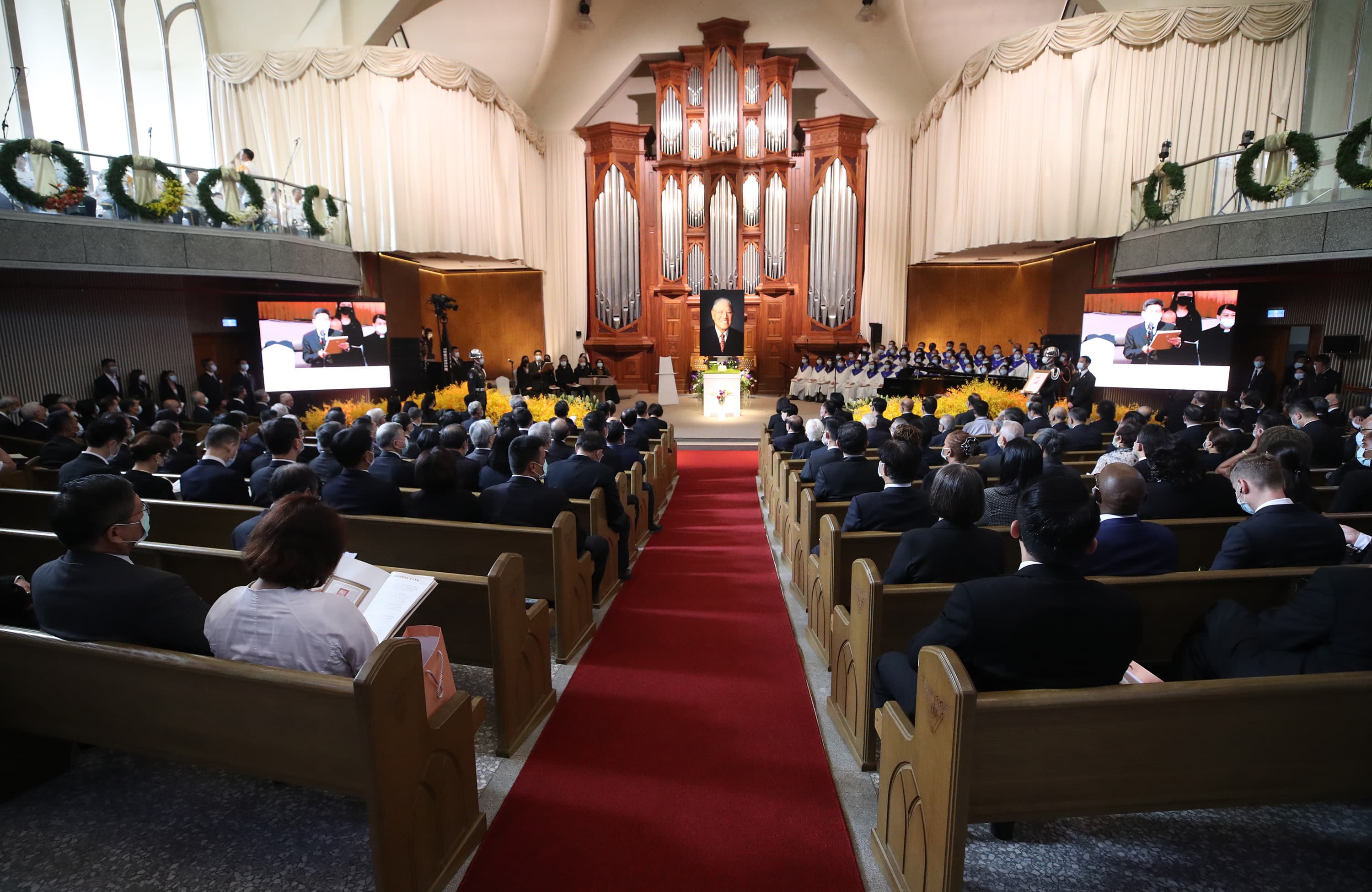 前總統李登輝的追思禮拜在真理大學大禮拜堂舉行，國內政要和外賓出席致意。（中央社）