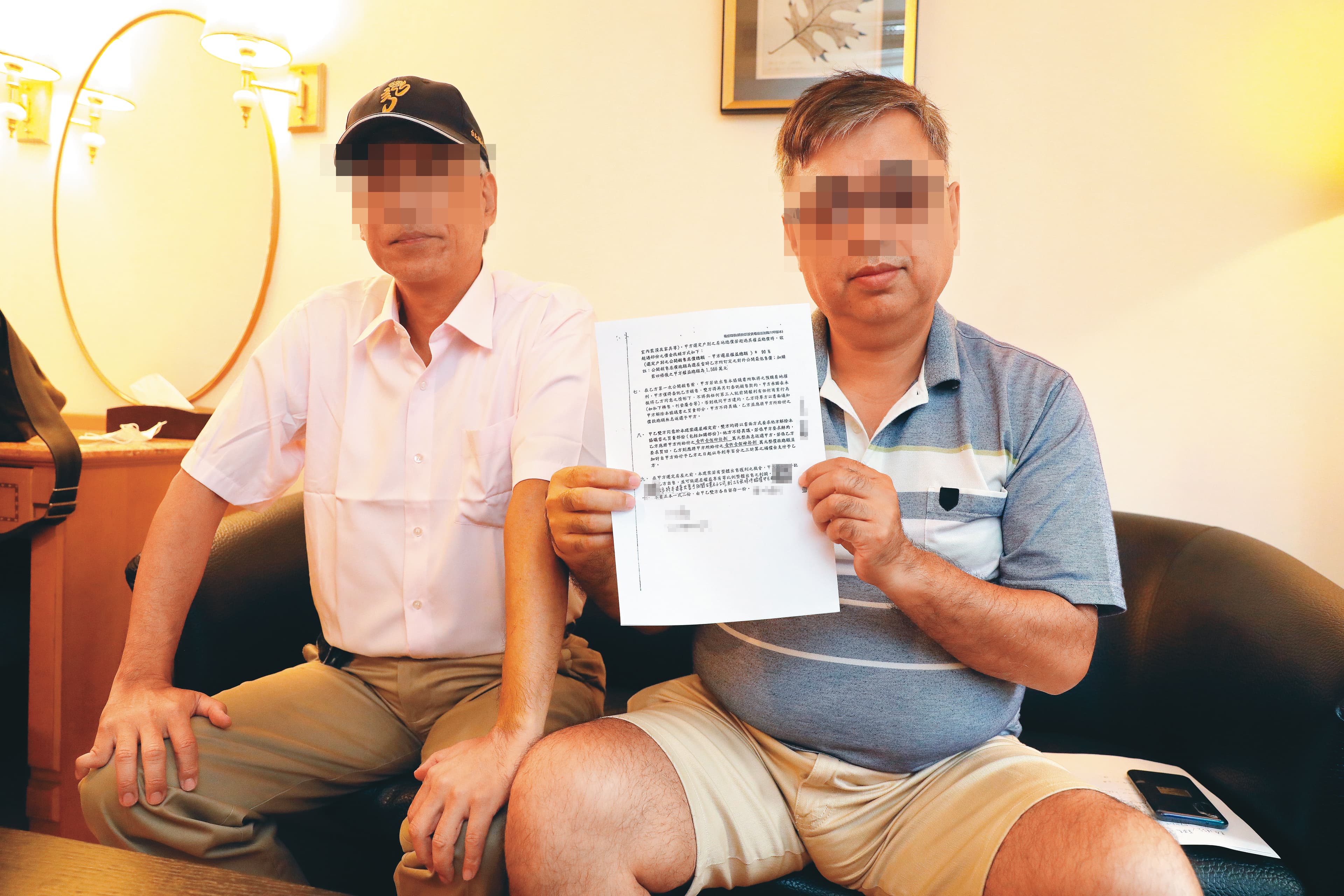 投資人林先生與阿仁出示與基泰簽的文件，怒批基泰惡意違約。