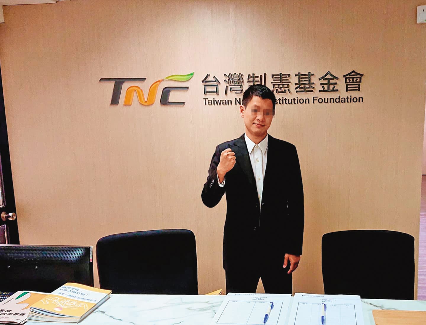 陳姓痴男任職於台灣制憲基金會，曾在2011年當選過聯合國協進會主辦的聯合國先生。（翻攝臉書）
