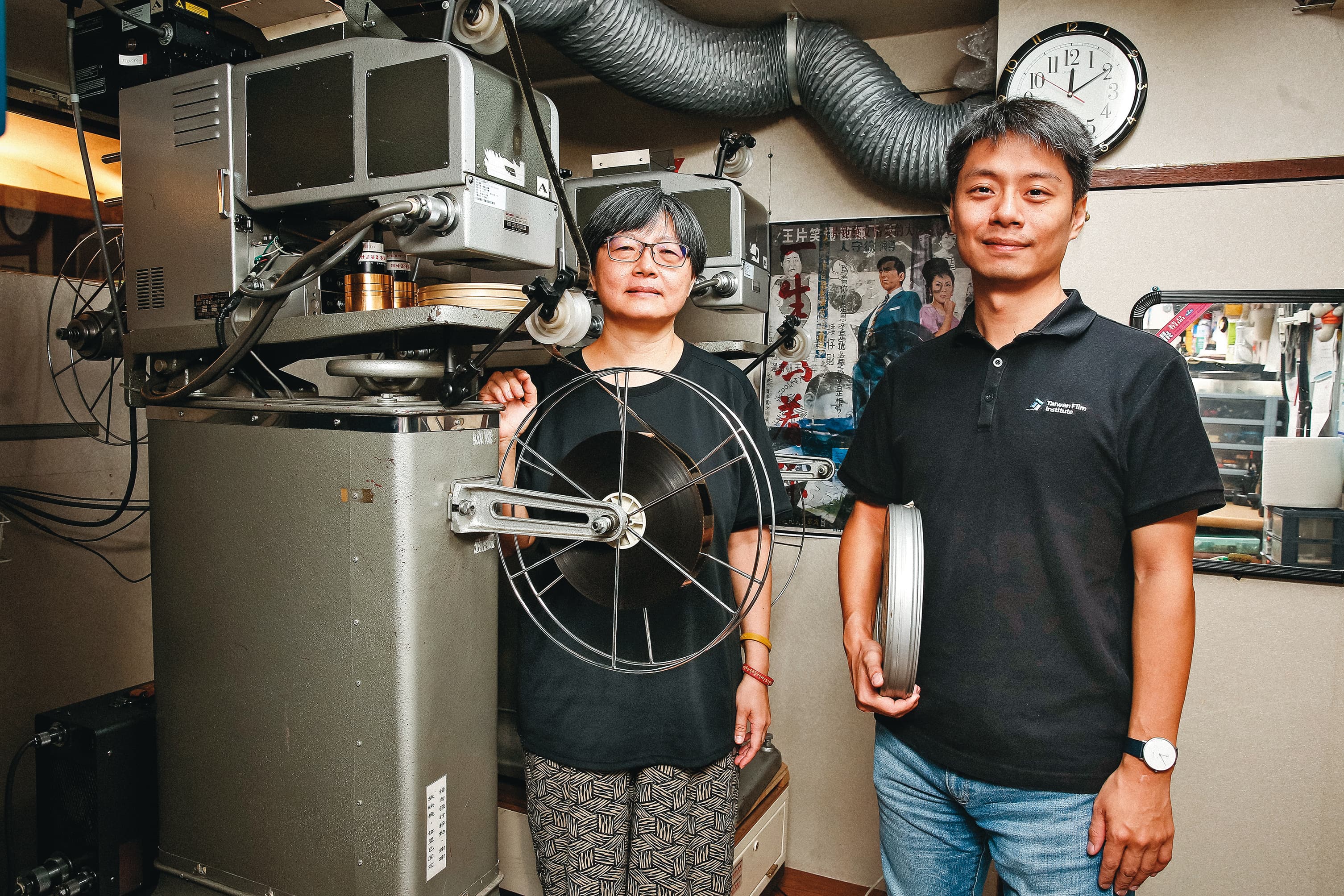 	紀錄片《數電影的人》呈現修復工作的挑戰及辛勞，圖為國家影視聽中心典藏組長黃慧敏（左）與數位修復組長邱繼諺（右）。