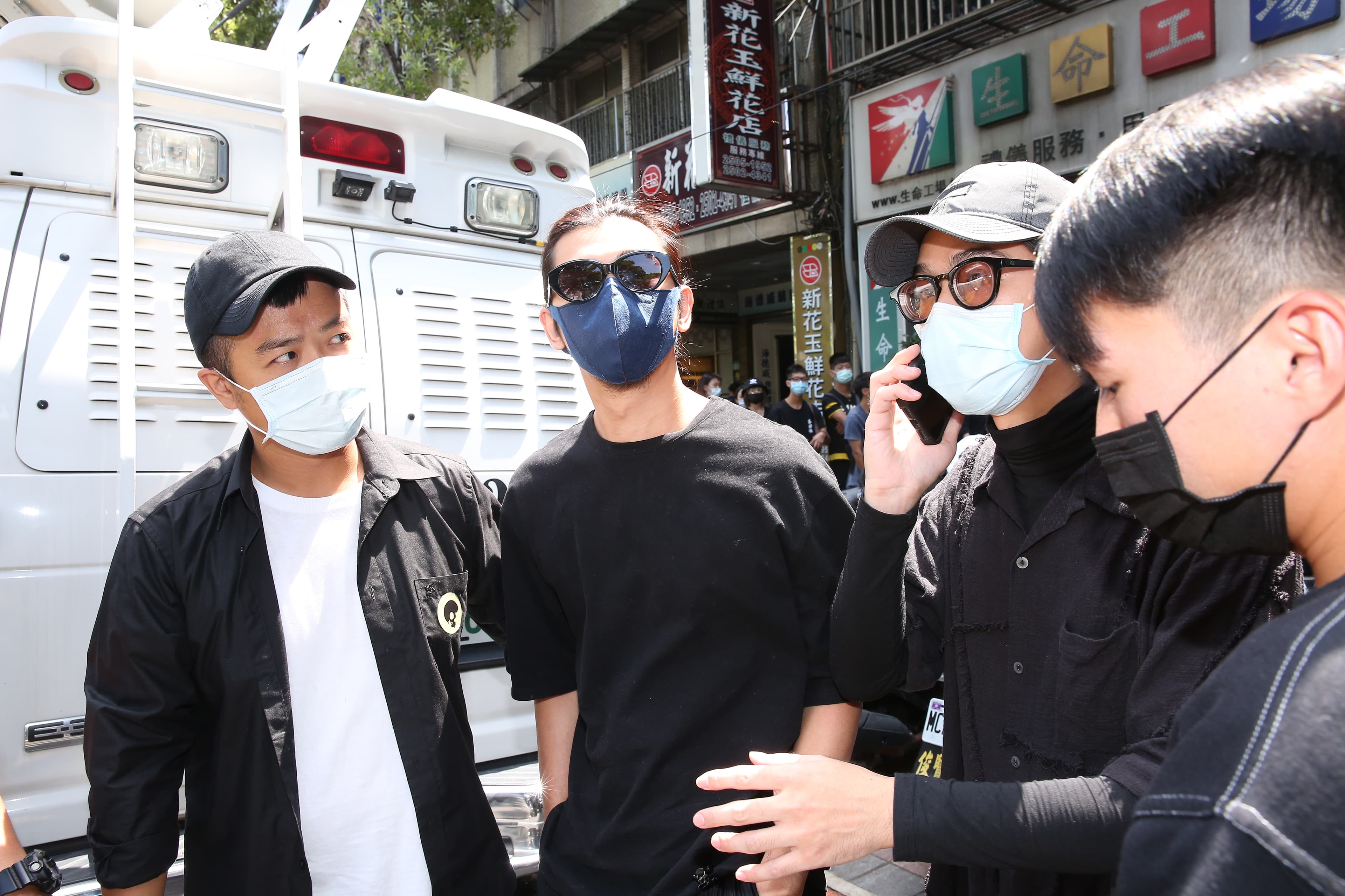 陳柏霖過去曾和小鬼組團發片，今天現身靈堂致意。