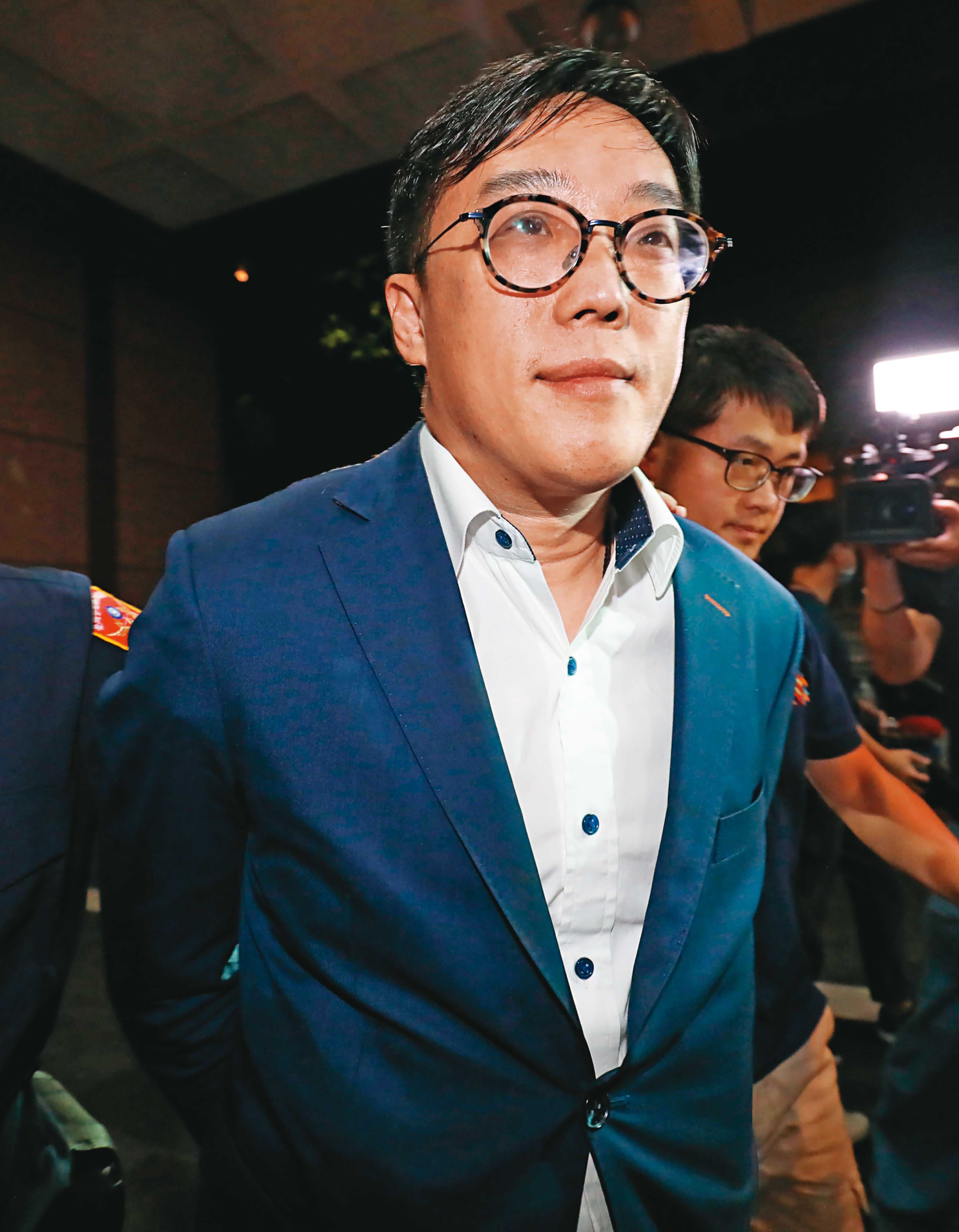 吳世昌（圖）曾用Whats App向徐永明提到，「我幫你要了10（萬元）意思一下，過幾天拿給你」，徐永明貼雙手合十的圖案表示感謝，可見對他頗為信任。