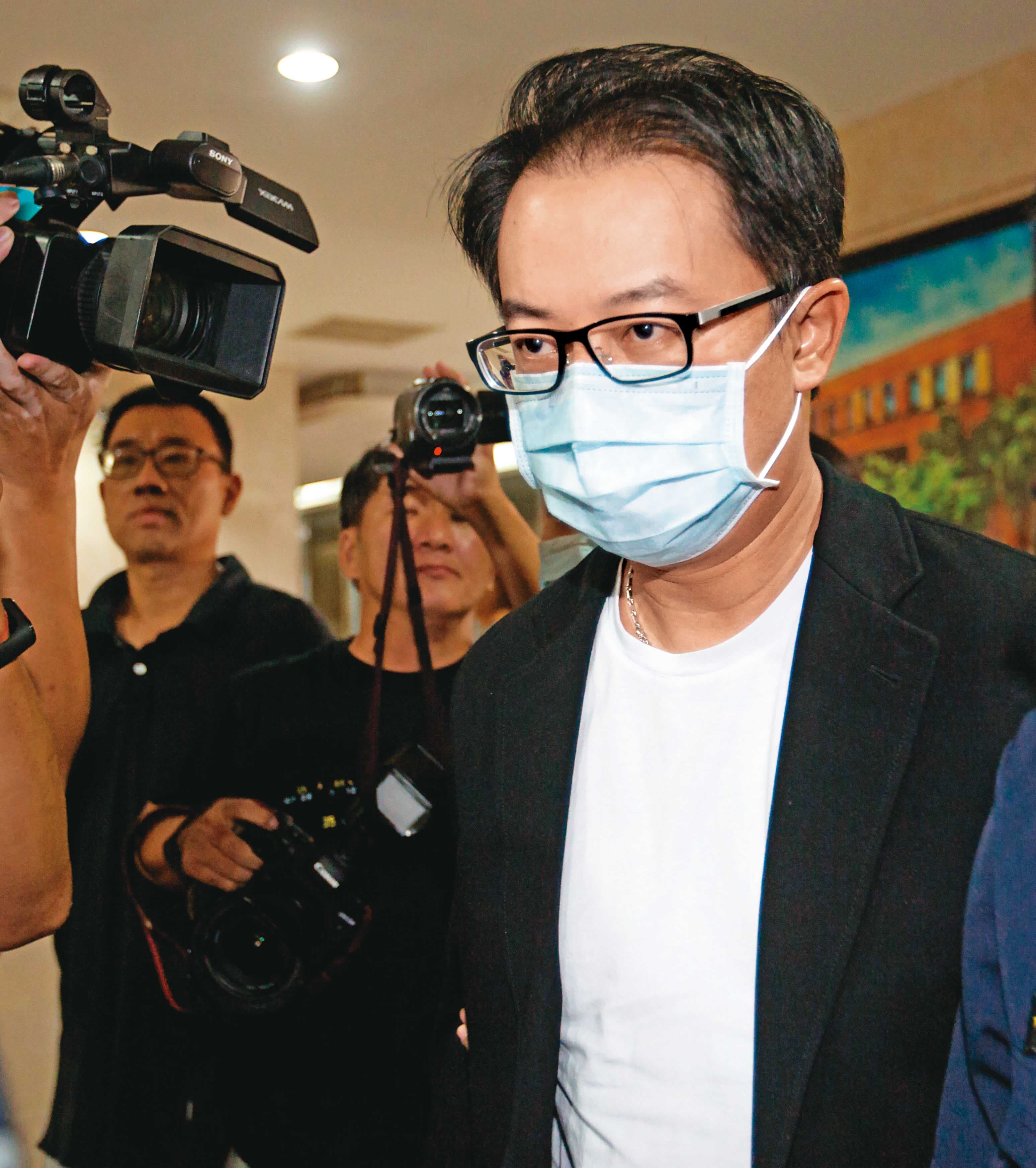 統領百貨總經理翁華利身兼天義公司財務長，涉嫌行賄立委，因認罪獲緩起訴。