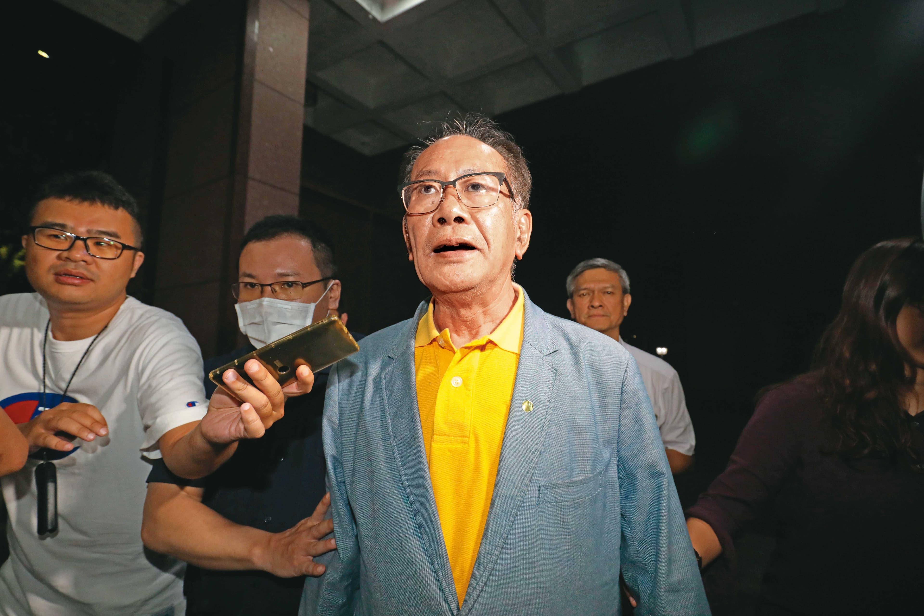 陳超明（中）未出席公聽會仍向李恆隆索賄100萬元，連他的助理也要了50萬元，醜態全被檢調掌控。