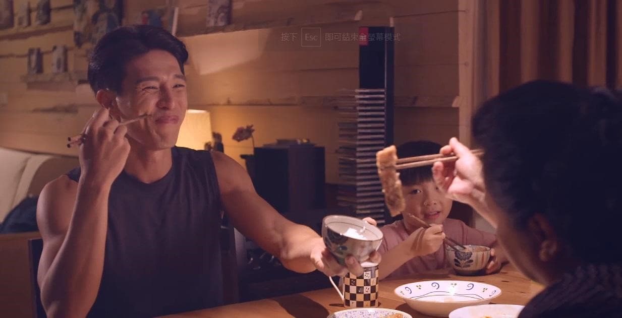 《我的婆婆怎麼這麼可愛》中，編劇將婆婆女兒的男友「艾力克」，塑造成孔武有力的大食怪，還把婆婆準備給孫子的食物都吃光。（翻攝myVideo）