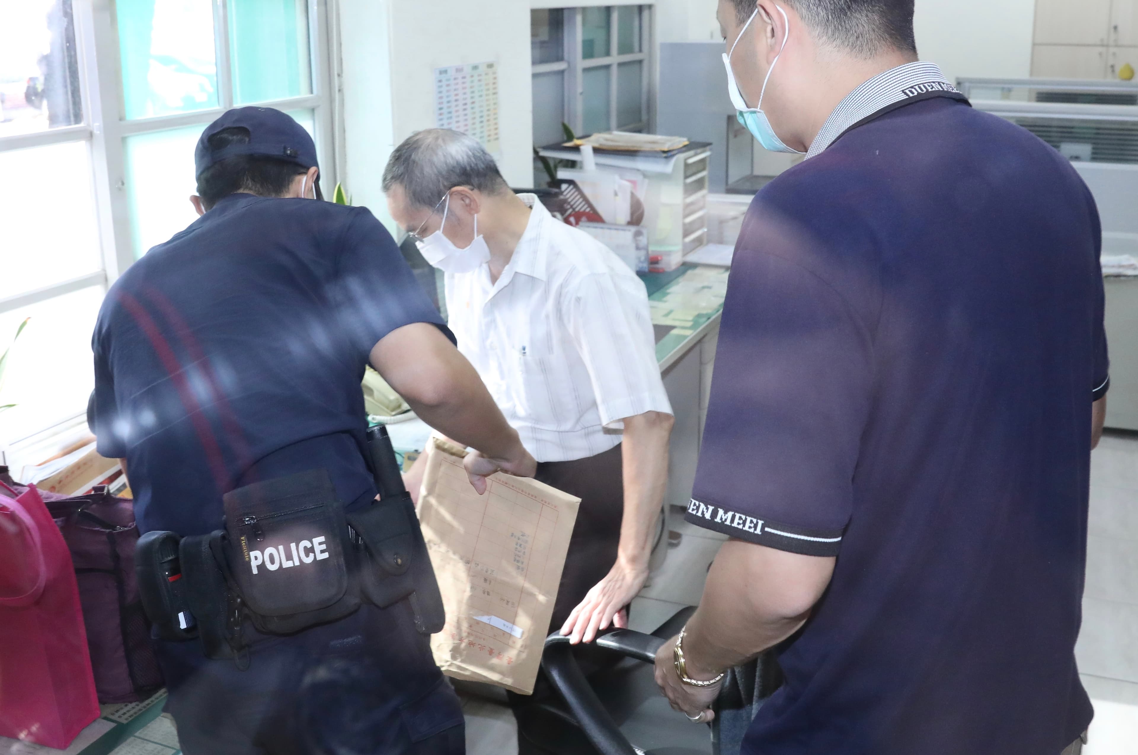 台北地方法院上午派法警開車將公文送至立法院。