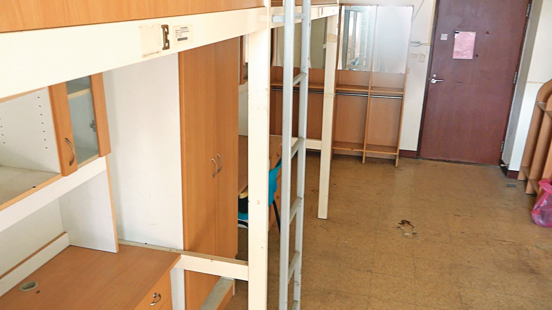 學生被迫搬進6人1間的宿舍，不僅地板髒汙、破損，空氣中也飄著霉味。