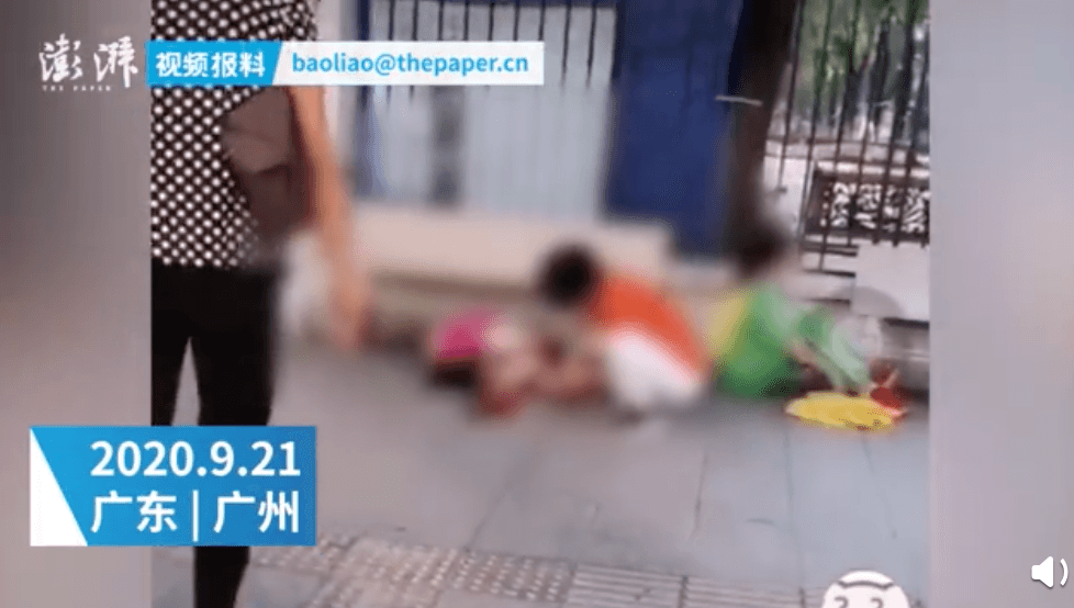 現場影片可見2名幼童倒臥在鮮血中，畫面怵目驚心。（翻攝自澎湃視頻）