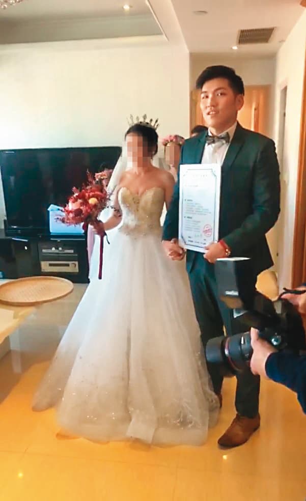 鄭旭哲（右）曾有過一段婚姻，期待抱孫子的鄭媽媽在熊熊身上一度看到希望，如今再度夢碎。（翻攝自鄭旭哲臉書）