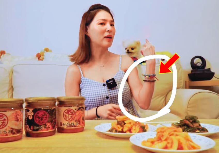 比對疑似熊熊的女子性愛影片，她身上的手鍊也成為網友辦案的證據之一。（翻攝自熊熊臉書）