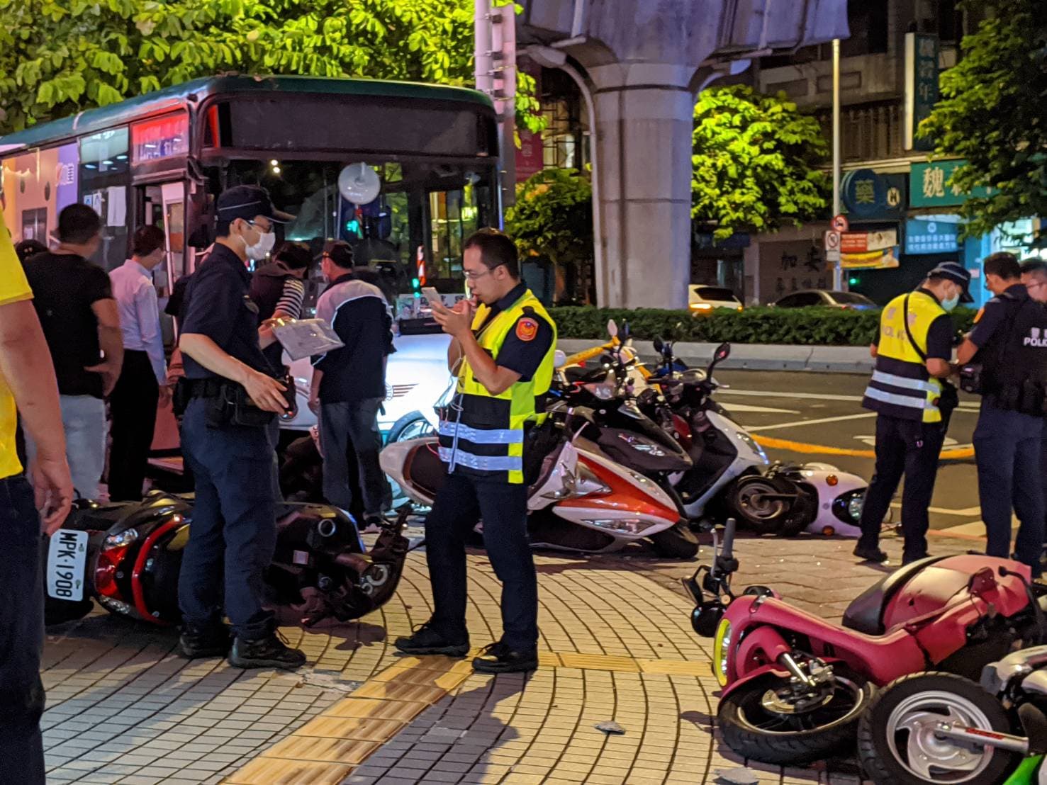 肇事駕駛對業者稱在值勤時有打瞌睡情形，警方事後將他依過失致死罪嫌移送法辦。