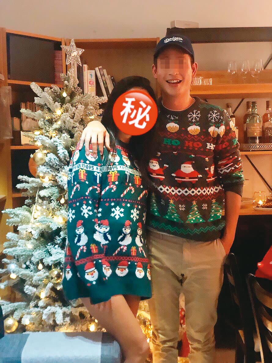 張男在去年耶誕節連趕2場，早上請A女代他遛狗，之後去陪H女送愛貓進行安樂死，晚上又穿上情侶毛衣，和A女浪漫過節。（讀者提供）