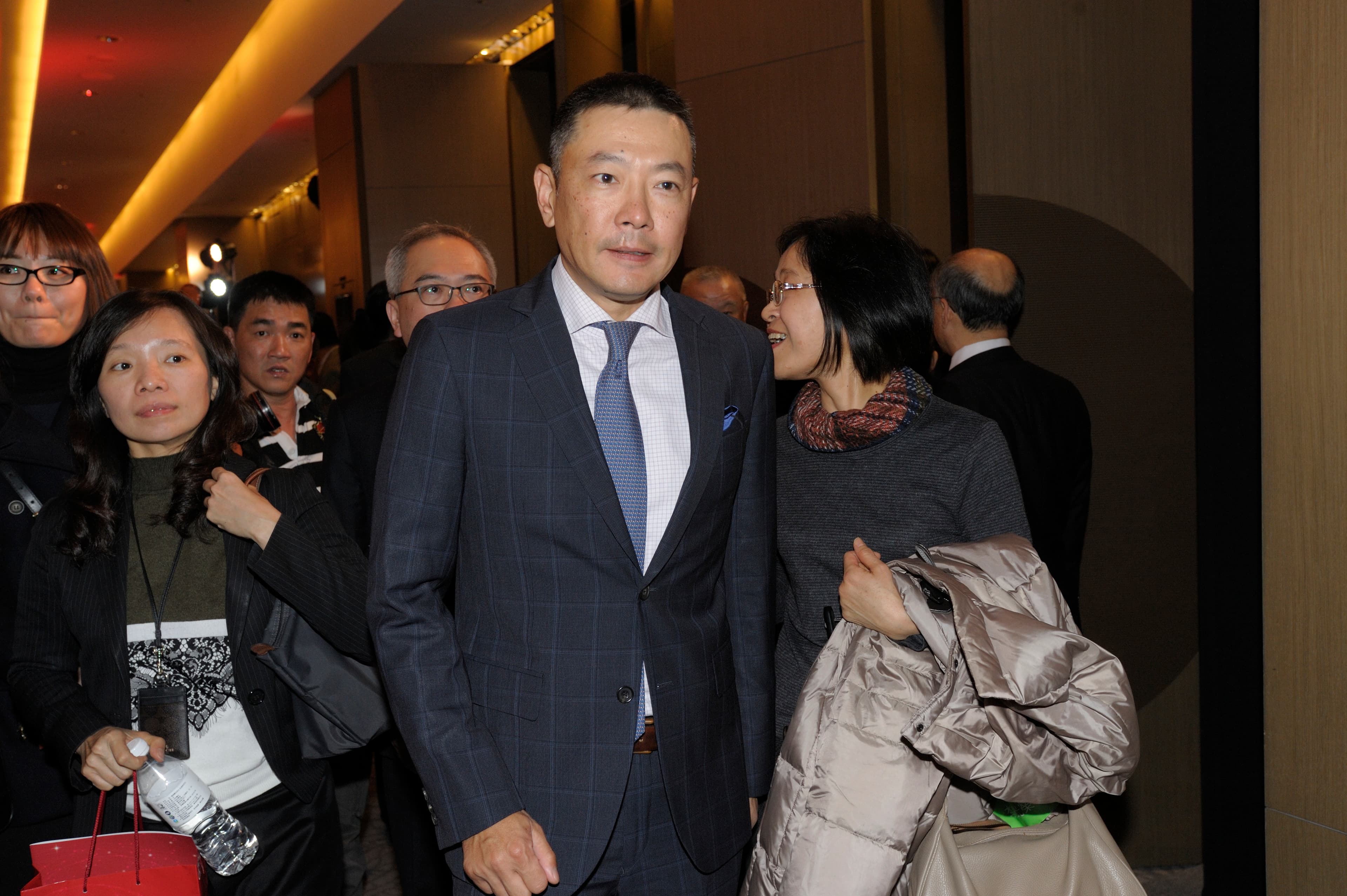 新光三越今天改選董座，吳東興次子、新光三越總經理吳昕陽兼任副董事長。