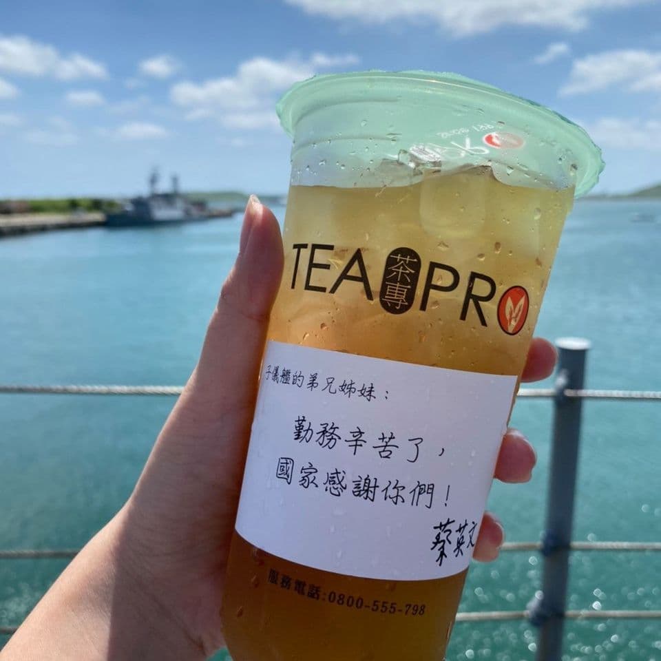 總統蔡英文今日親赴「愛國飲料店」，親自購買150杯飲料，表達對店家的感謝。（總統府提供）