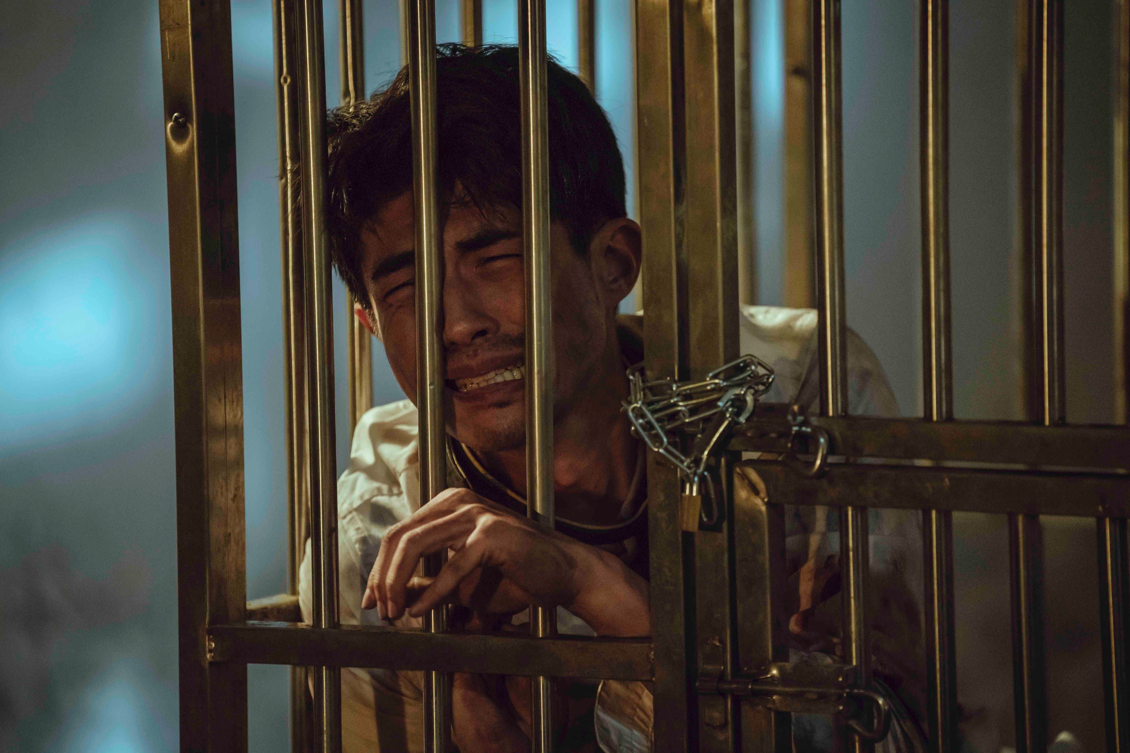 梁正群在《黑喵知情》劇中因為虐貓被關狗龍。（LINE TV提供）