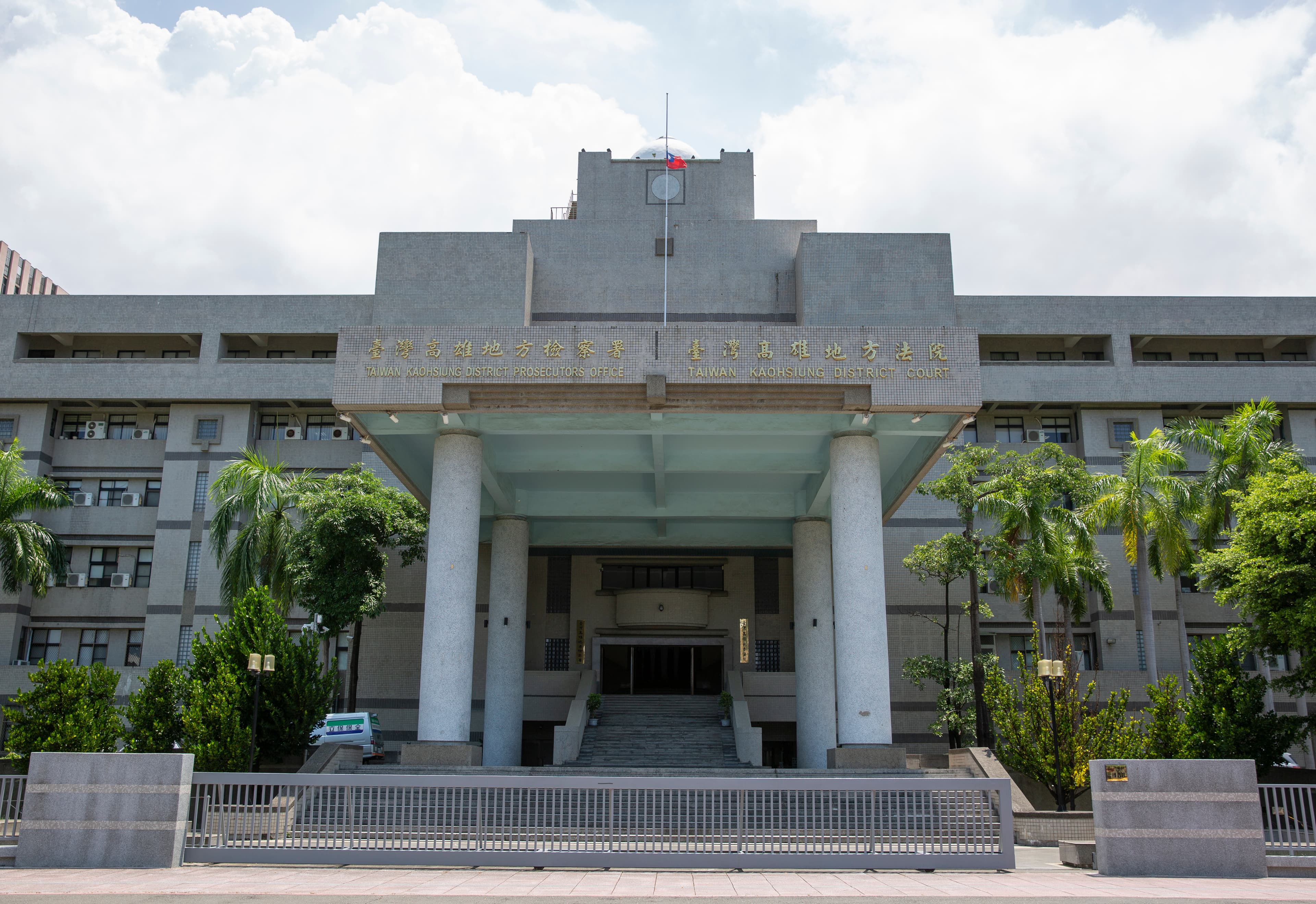 高雄地檢署外勤檢察官前往相驗，確認居家檢疫女子為燒炭自殺身亡。（資料照）