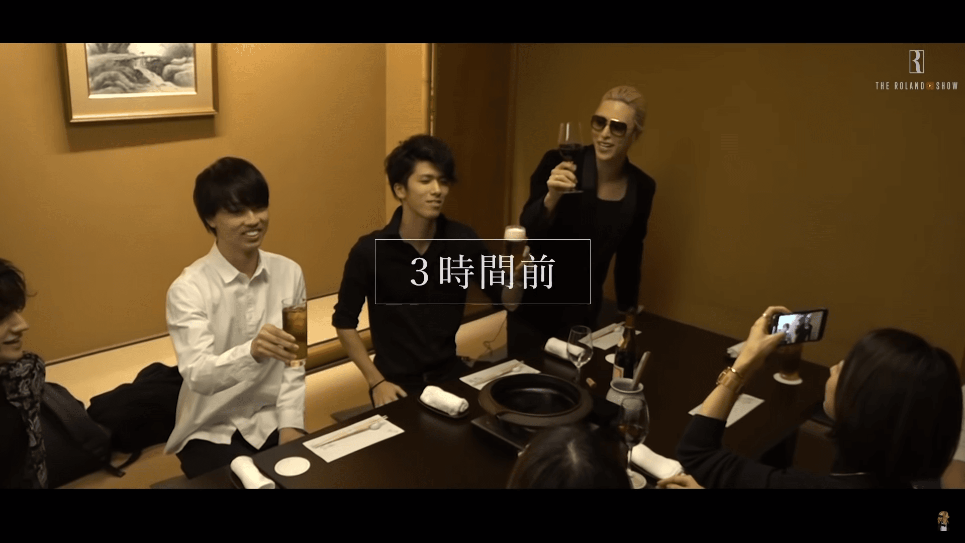 弟弟（中）笑起來靦腆，據他說法，女友不是吵著要見羅蘭德的那種女性。（翻攝自THE ROLAND SHOW YouTube頻道）