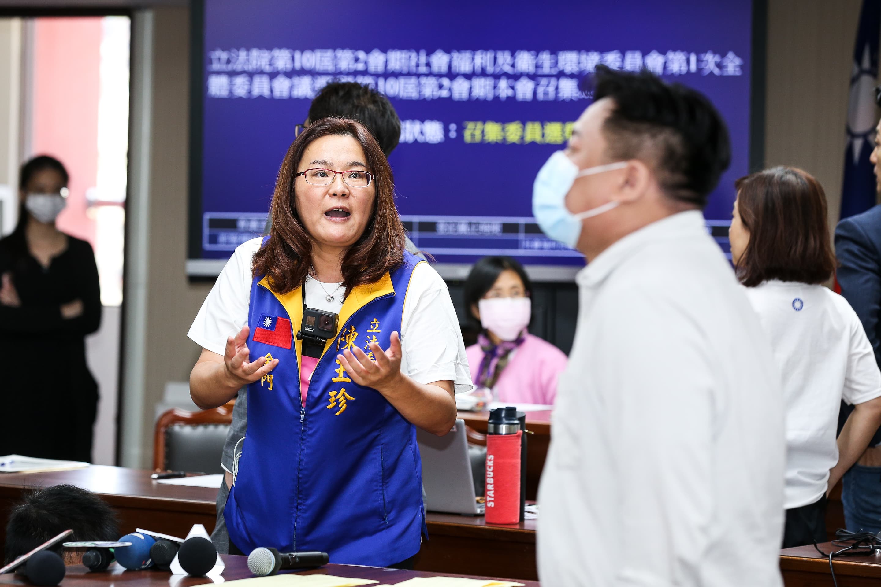 因蔣萬安、洪申翰與陳瑩票數相當，最後以抽籤決定召委人選，「金門女戰神」陳玉珍（左）跨委員會前來助陣。