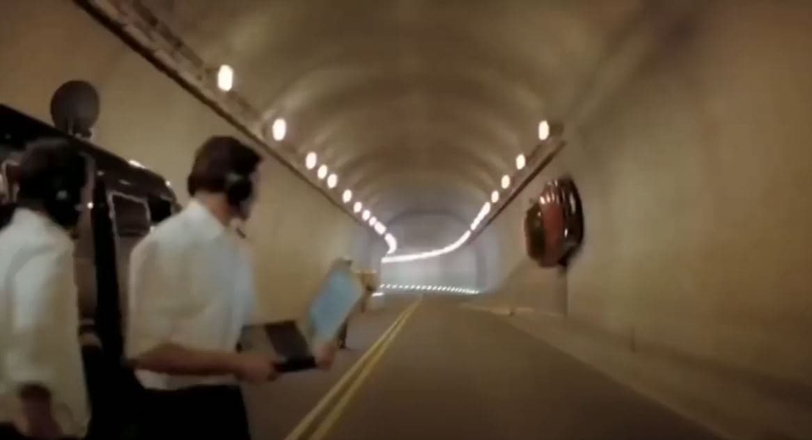 車神舒馬克曾拍攝廣告，駕駛賓士超跑SLS成功360度翻滾隧道。（翻攝自Mercedes Benz youtube頻道）