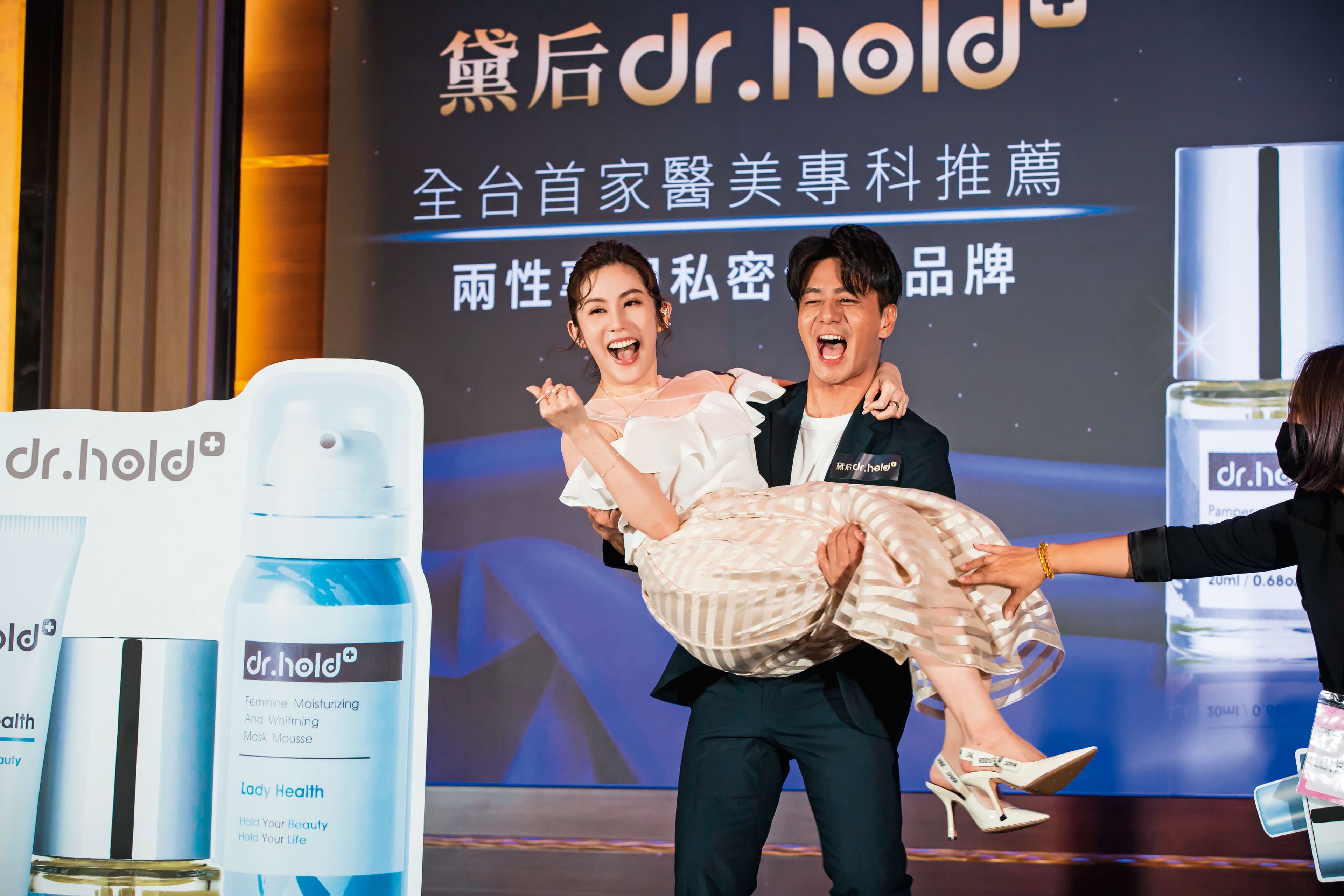 除了拍戲，王宇婕（左）透露，代言收入也是她的理財錢母。