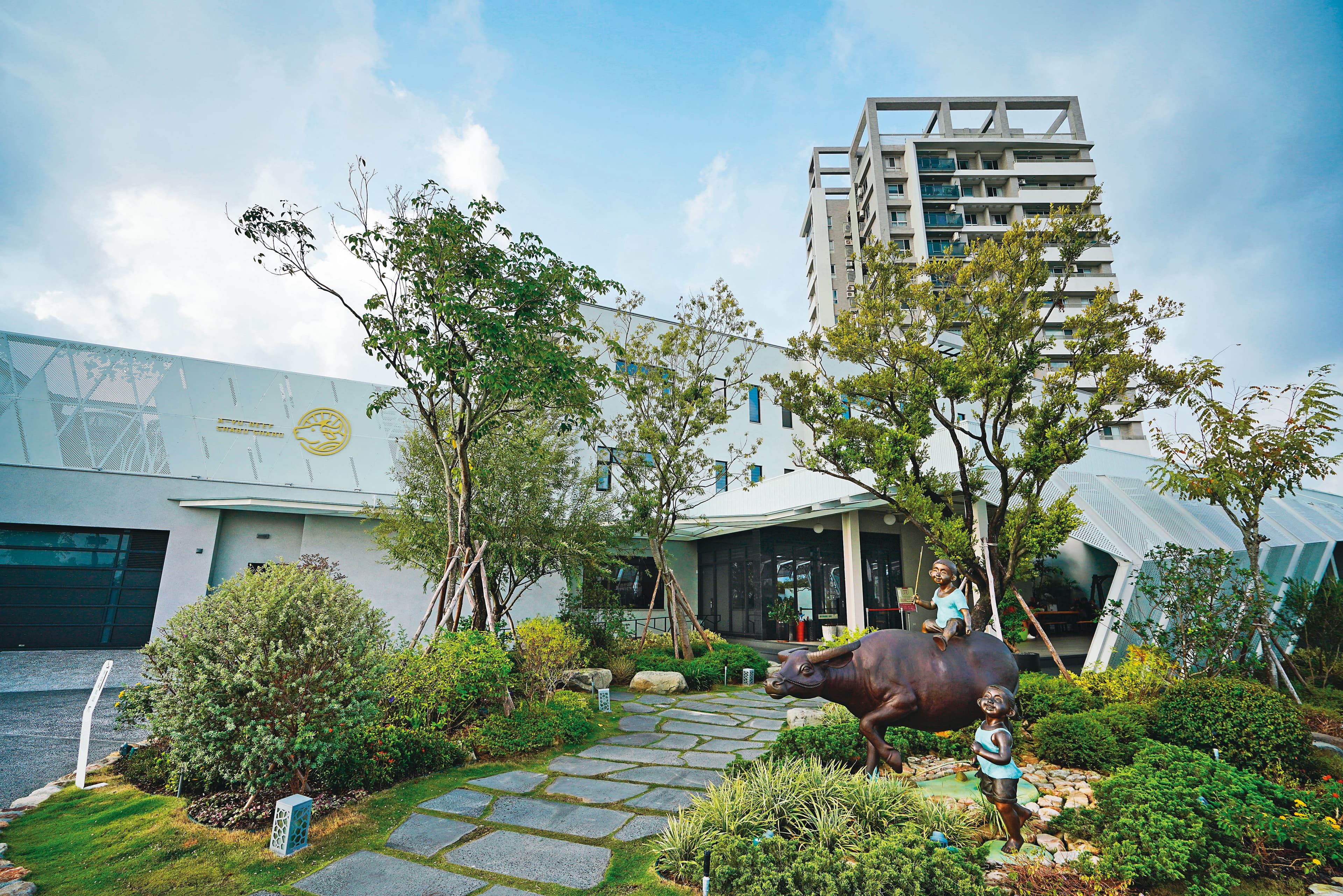 今年2月，沈大裕在台南仁德另開設占地千坪的新店，交給太太和獨子打理。