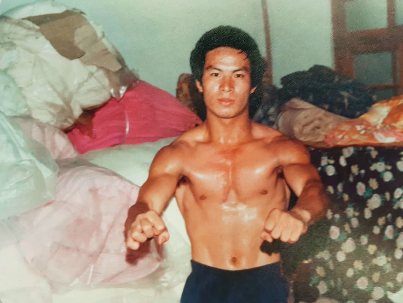 沈大裕26歲就在台南經營布料外銷，長年扛布送貨，練出一身肌肉。（沈大裕提供）