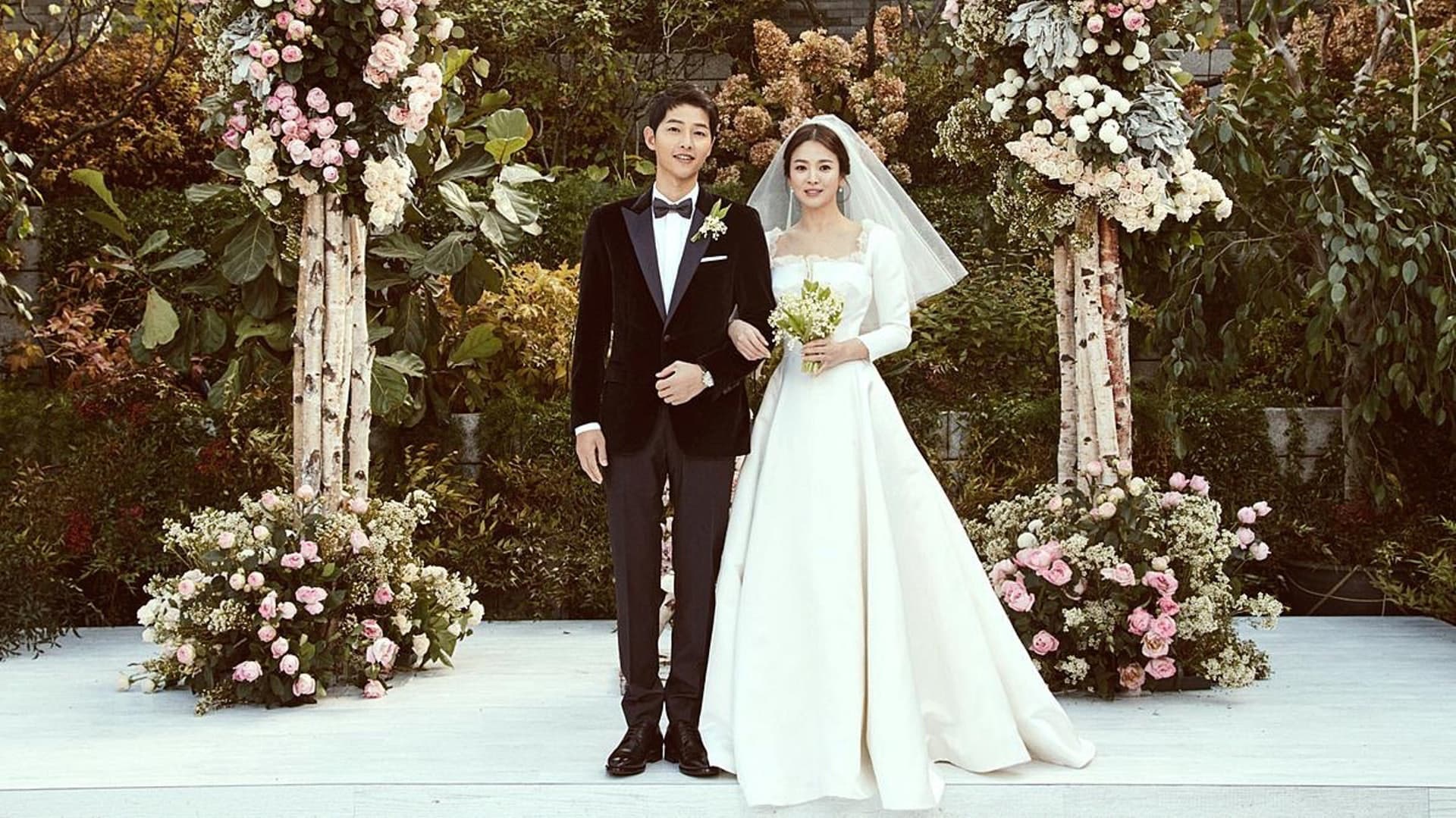 觀眾敲碗「雙宋」宋仲基和宋慧喬參加再同框，圖為2人當時的結婚照。（翻攝自kyo1122 Instagram）