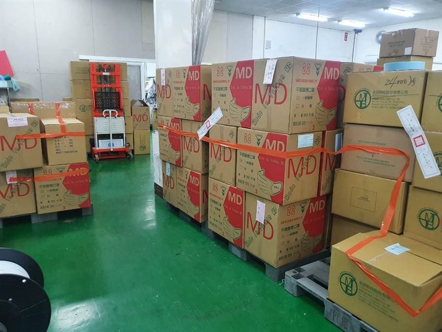 檢調人員封查淨新科技的機台、原料及成品。（高雄市衛生局提供）