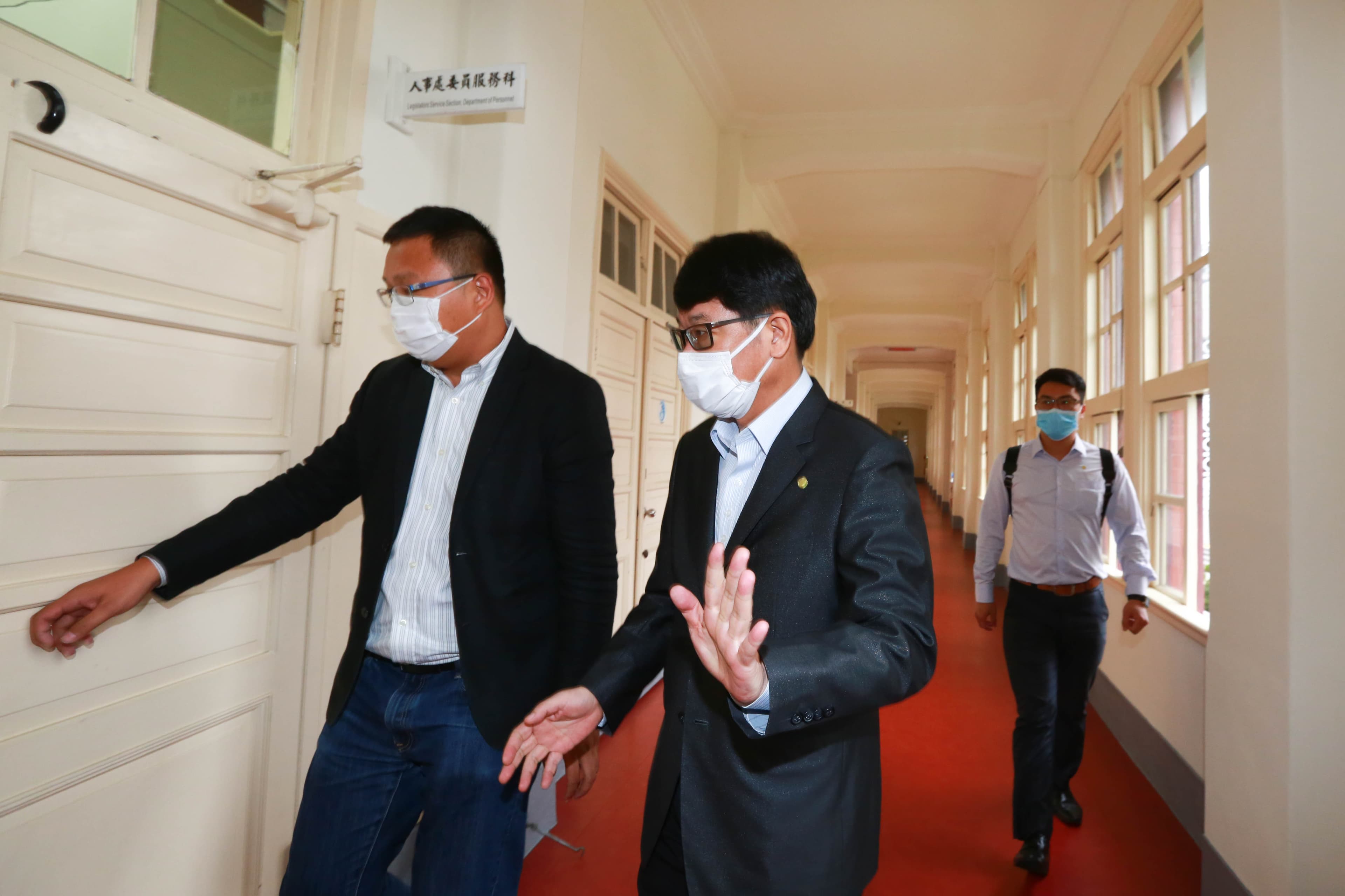 趙正宇在助理陪同下，前往立法院人事處完成報到手續。