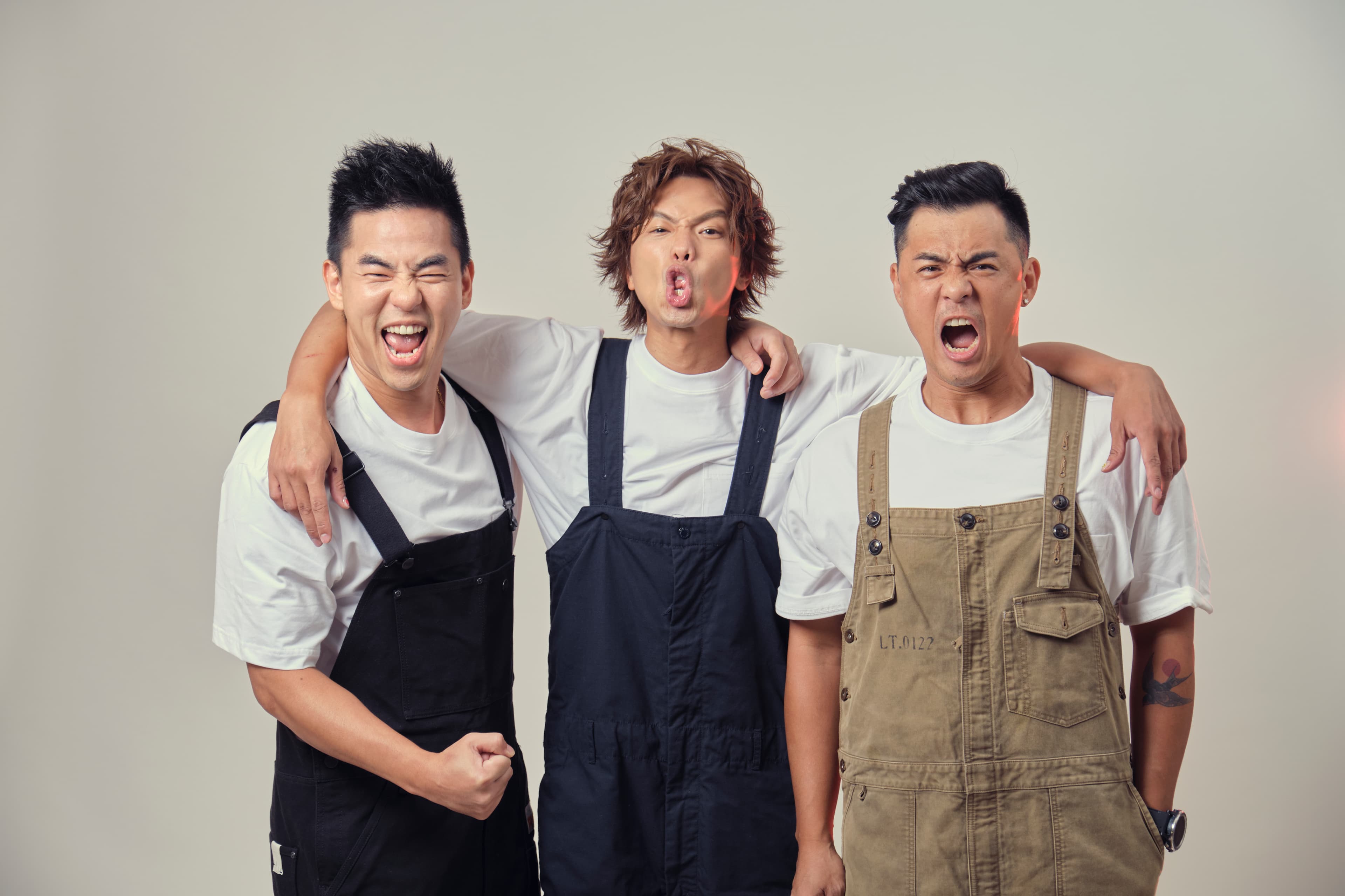 小鬼與柯有倫、竇智孔合作的新歌〈扛得住〉花絮曝光，新專輯原本已錄製好一半，沒想到卻發生憾事。（滾石唱片）