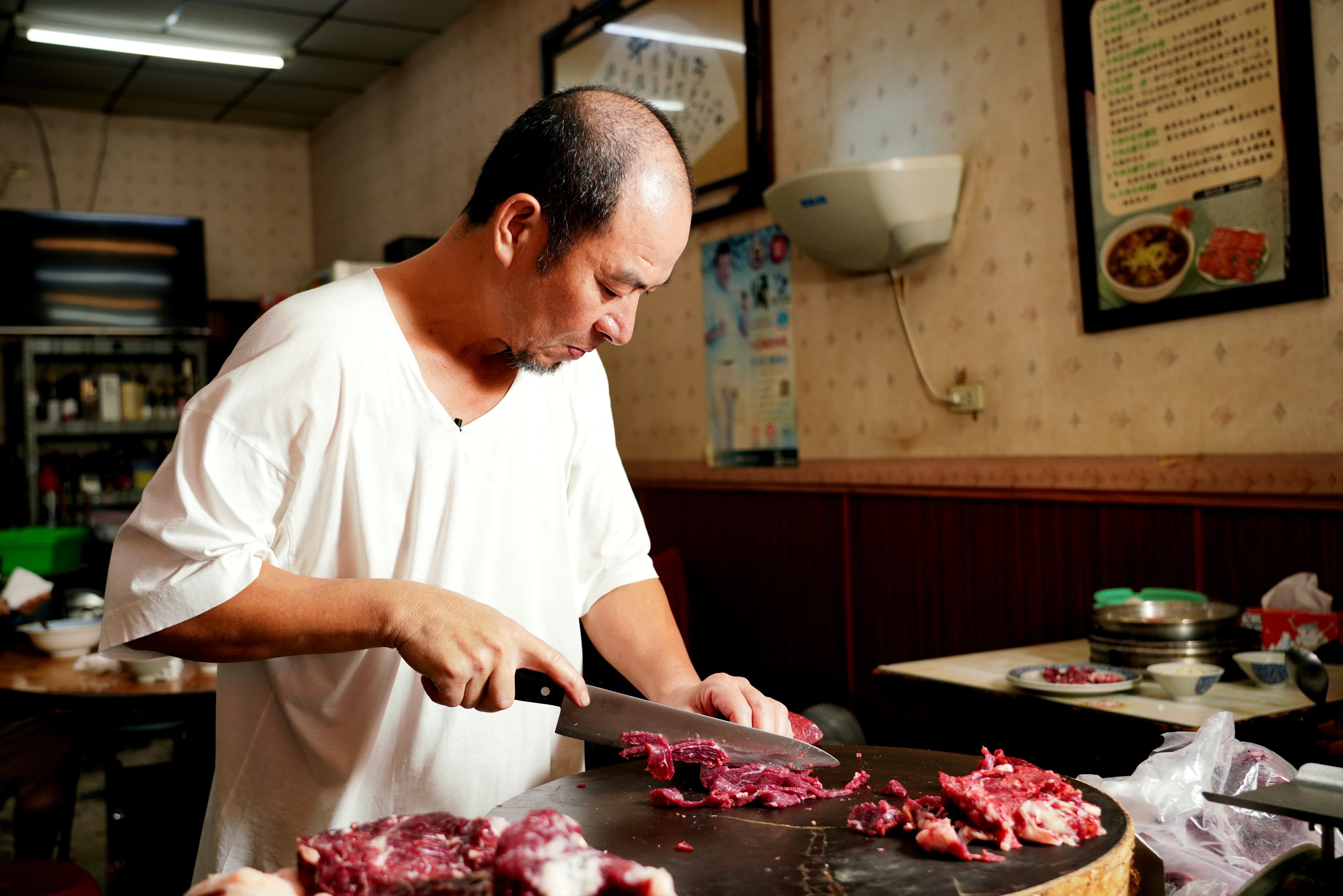 沈大裕很龜毛，一頭牛只選用里脊、前胸肉、肩胛、腹脅4塊部位製成牛肉火鍋。