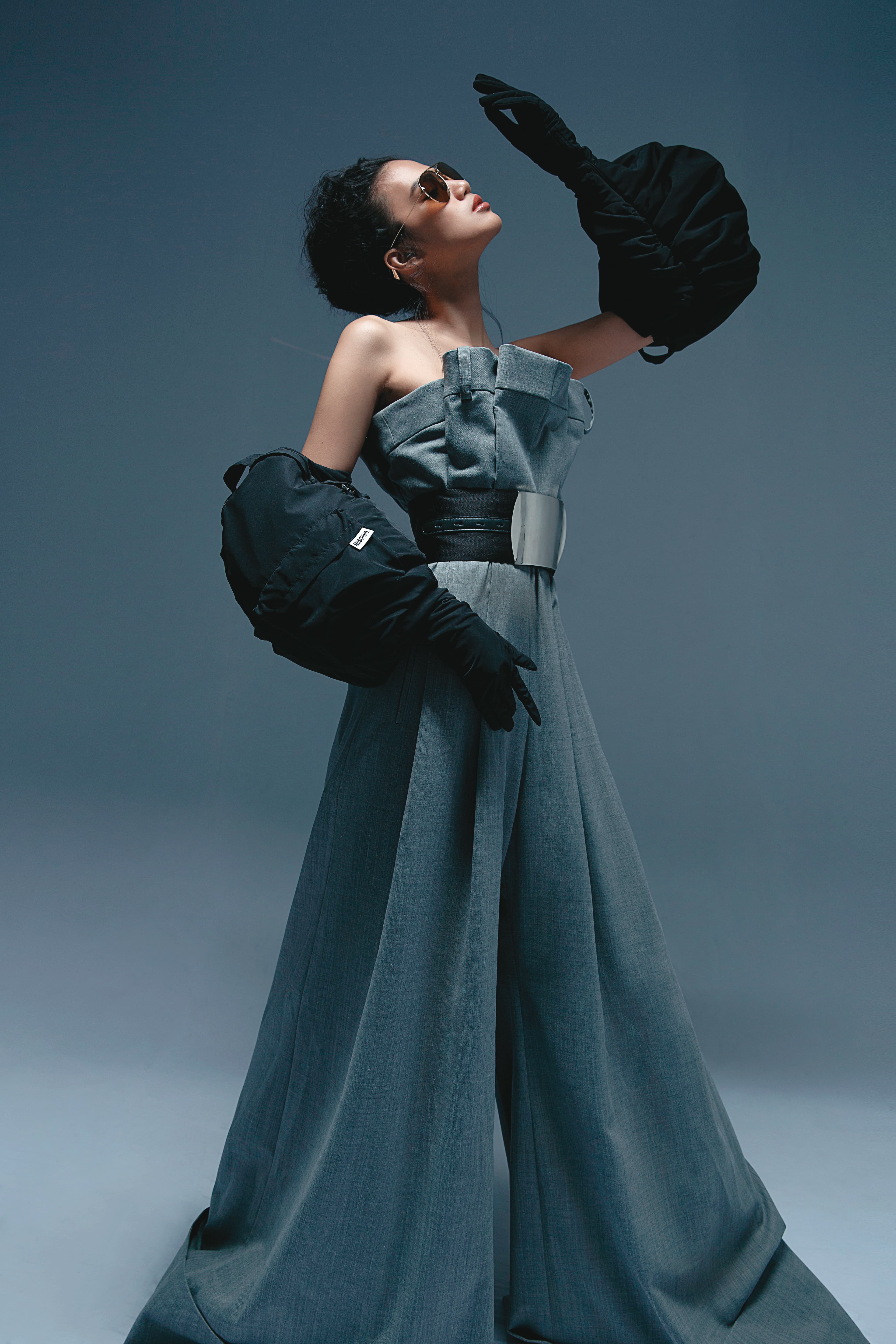 平口連身褲NT$116,300 by MOSCHINO／墨鏡NT$13,750 by CELINE。