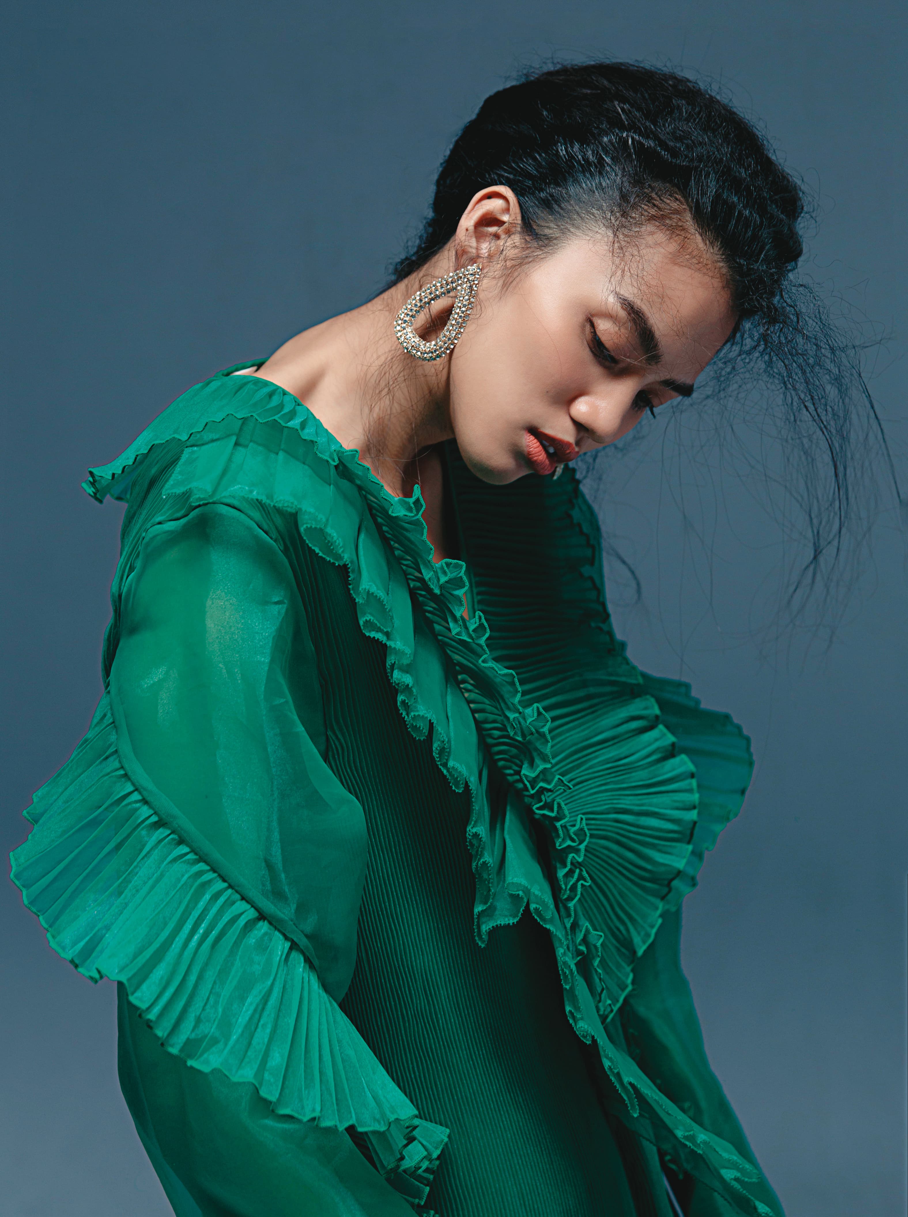 翡翠綠褶邊洋裝NT$3,499 by H&M／水滴造型耳環NT$999 by H&M。