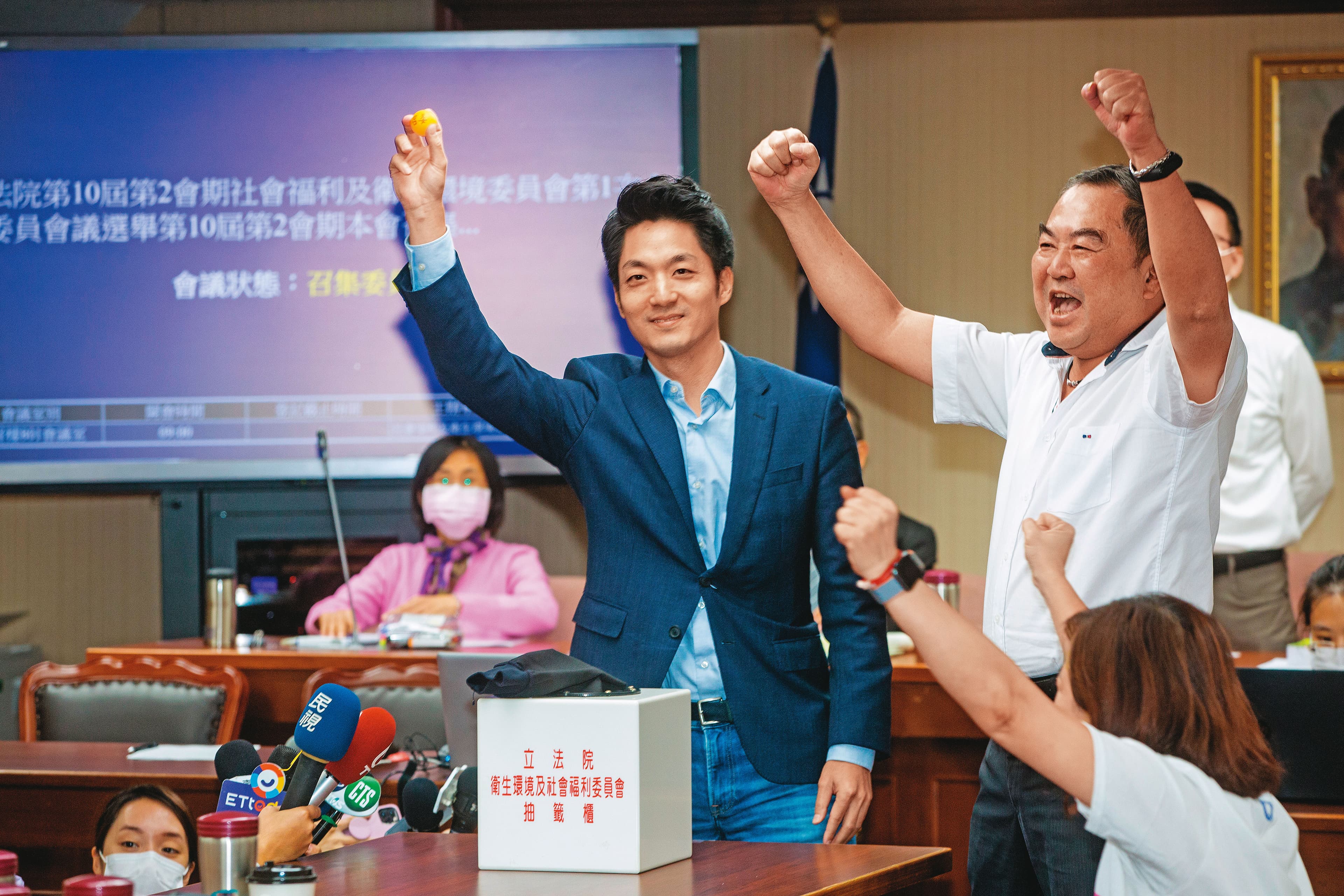 國民黨立委蔣萬安被視為藍營出戰台北市長目前最強人選，甫當選召委的他，將與潛在對手陳時中在立法院針對美豬議題過招。