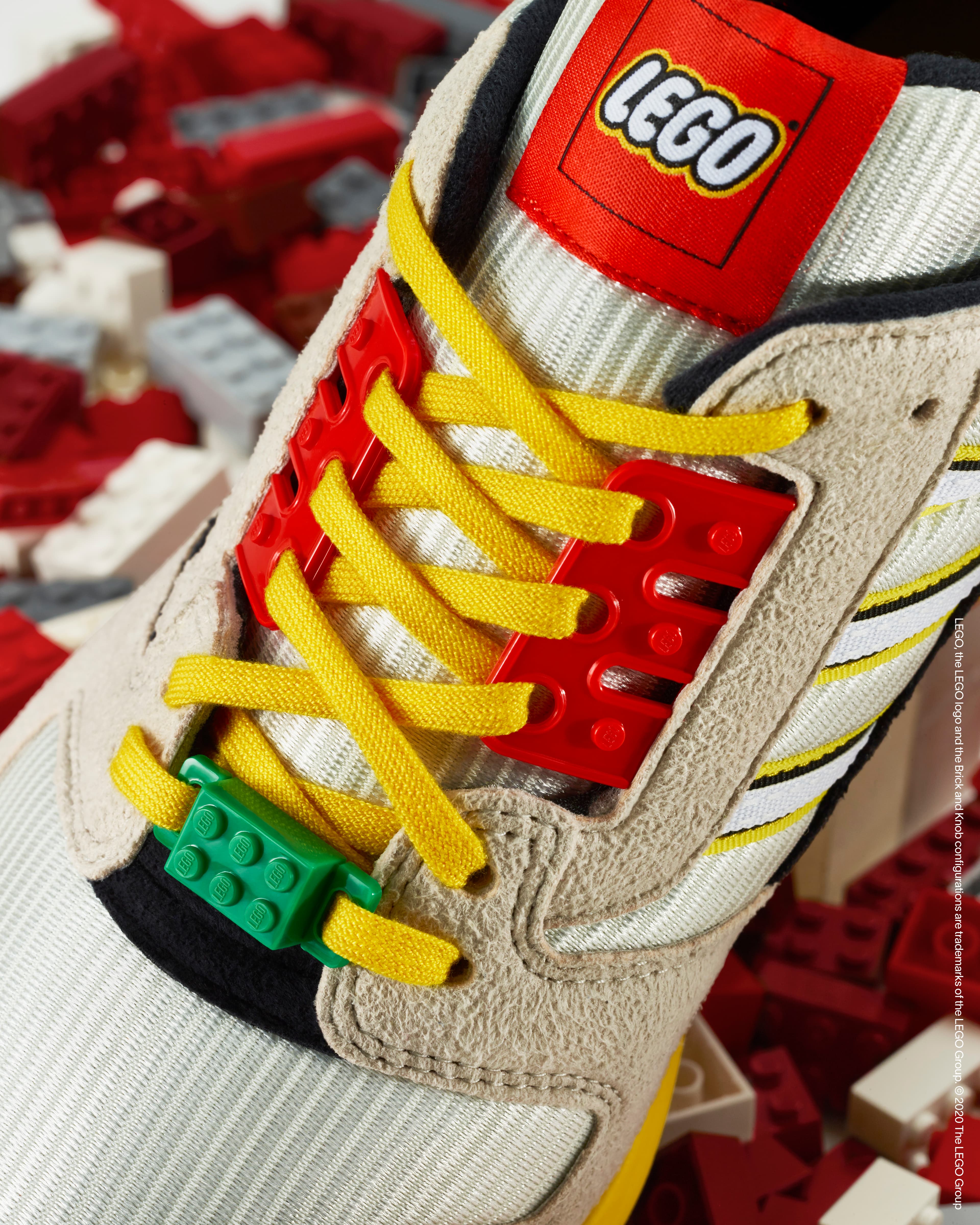 adidas Originals ZX8000以多彩LEGO代表色拼接，鞋帶、鞋釦滿載經典樂高積木的螺柱狀經典設計。（adidas Originals提供）