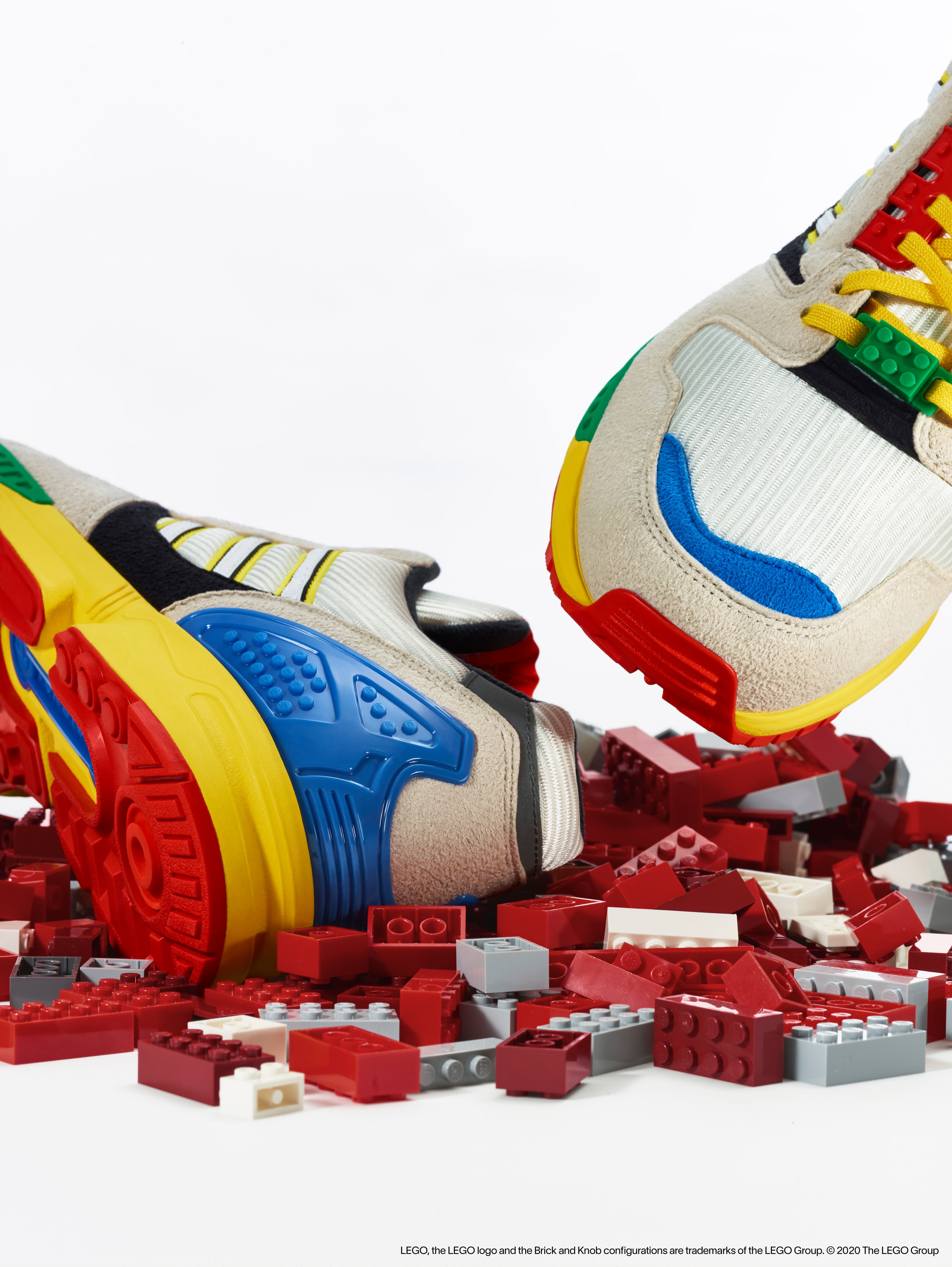 鞋跟、中底包含大底都是辨識度高的LEGO螺柱狀設計特色。（adidas Originals提供）