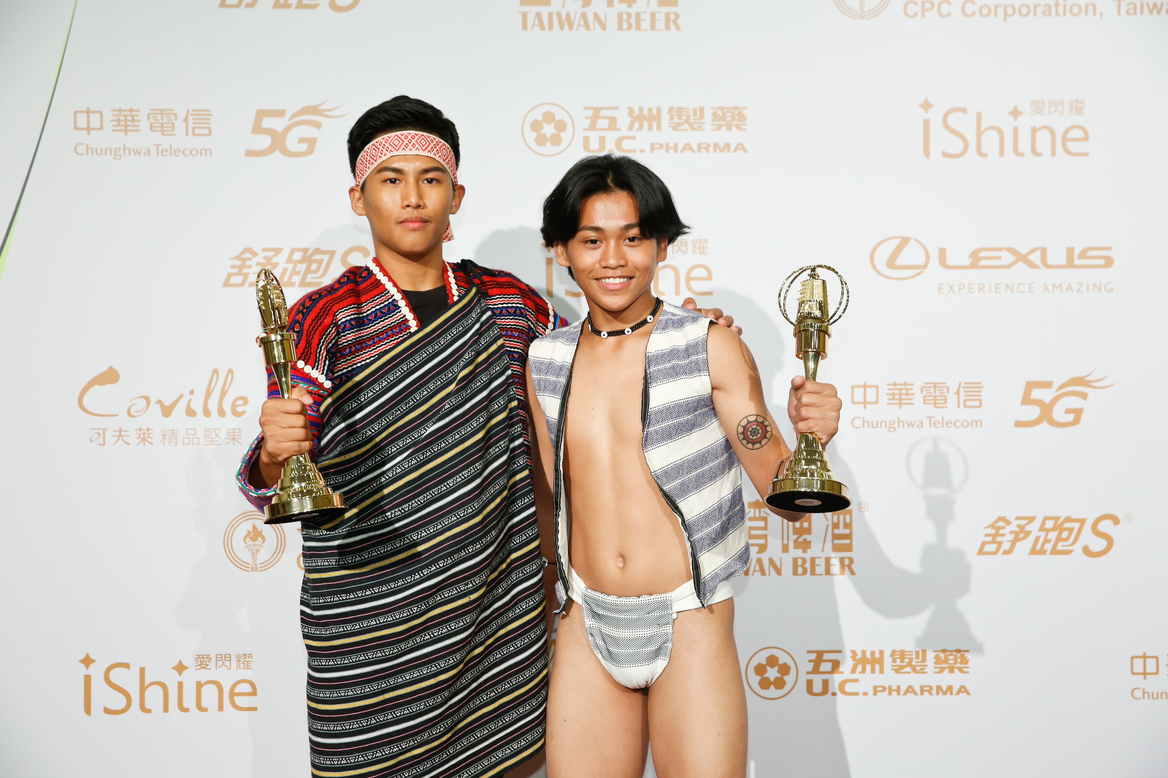 Buya陳宇、Pagnoyod鍾家駿以《kakudan時光機》拿下兒童少年節目主持人獎。