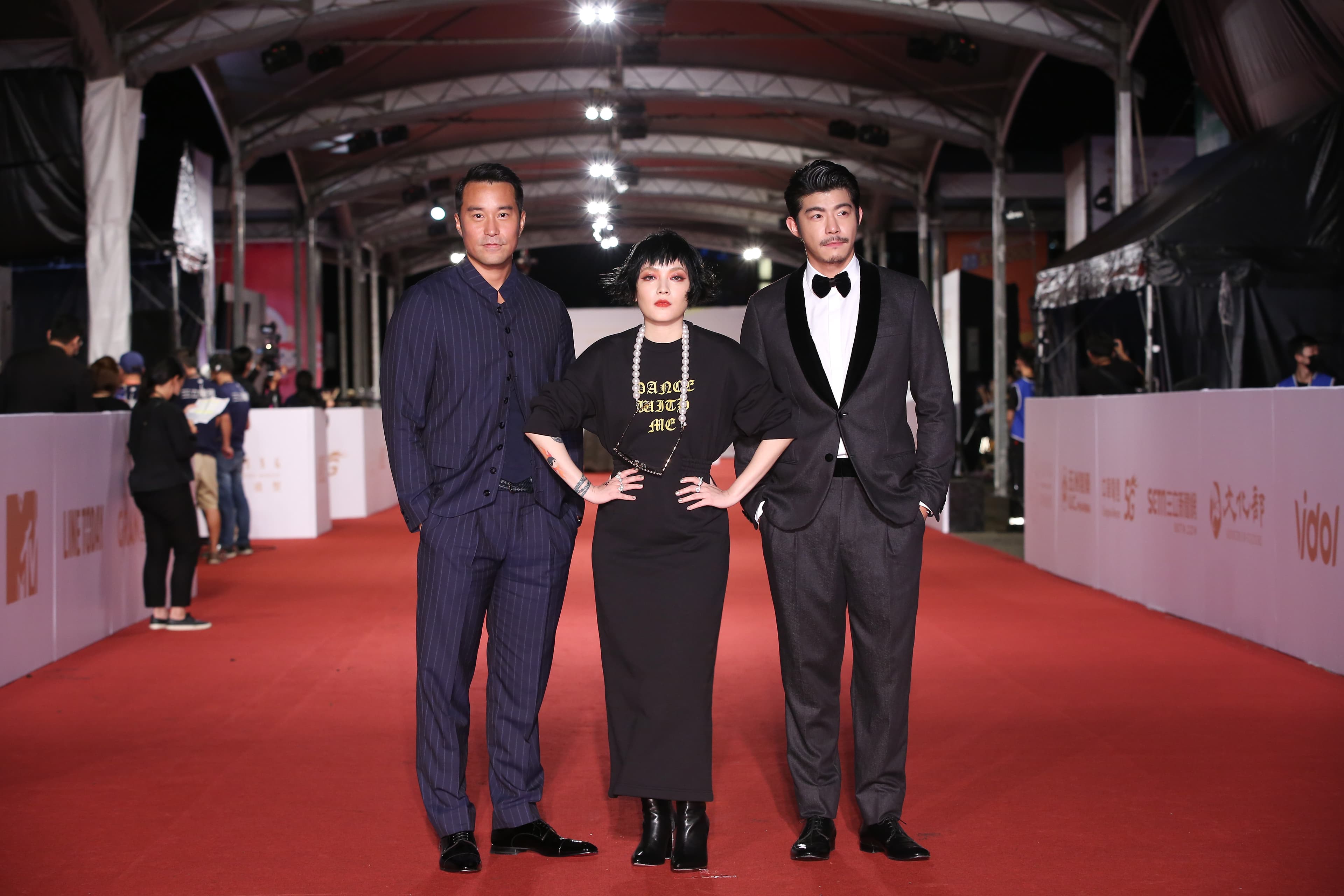 張孝全（左）身著GIORGIO ARMANI，腳踏穿紅底鞋Christian Louboutin，與范曉萱（中）、王柏傑（右）出席第55屆電視金鐘獎星光大道。